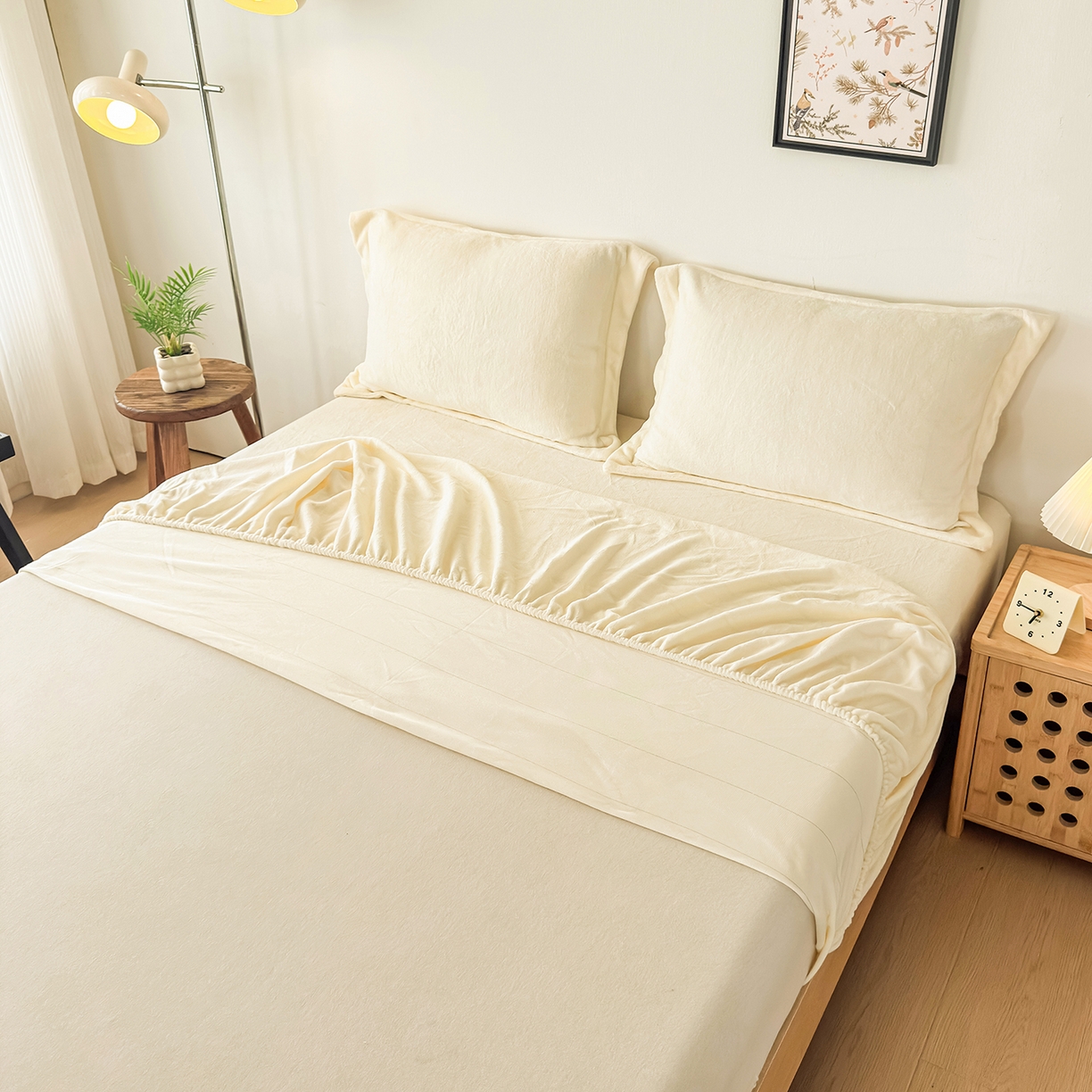 91家纺网 家纺一手货源 找家纺 金喜 支持定制2025新款200G牛奶绒纯色床笠 奶芋白