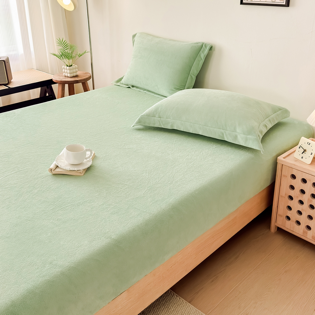 91家纺网 家纺一手货源 找家纺 金喜 支持定制2025新款200G牛奶绒纯色床笠 艾绿