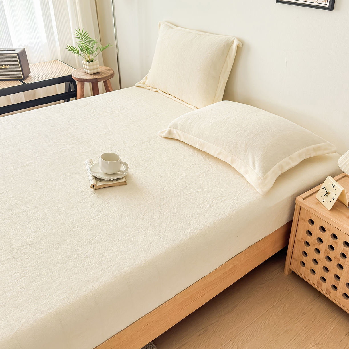 91家纺网 家纺一手货源 找家纺 金喜 支持定制2025新款200G牛奶绒纯色床笠 奶芋白