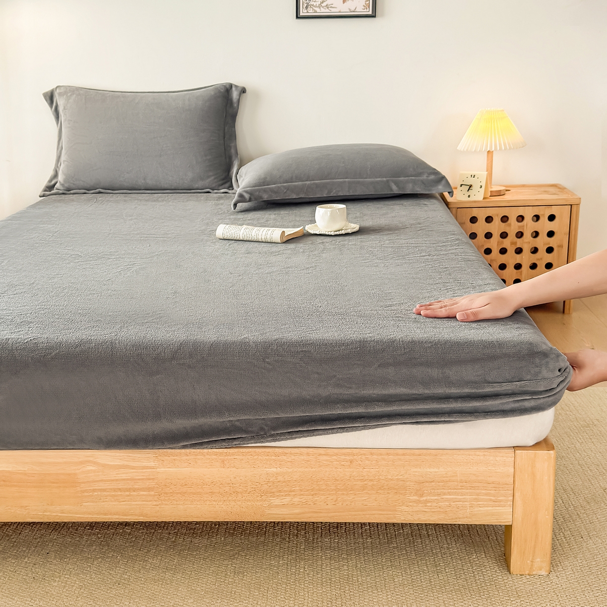 91家纺网 家纺一手货源 找家纺 金喜 支持定制2025新款200G牛奶绒纯色床笠 星空灰