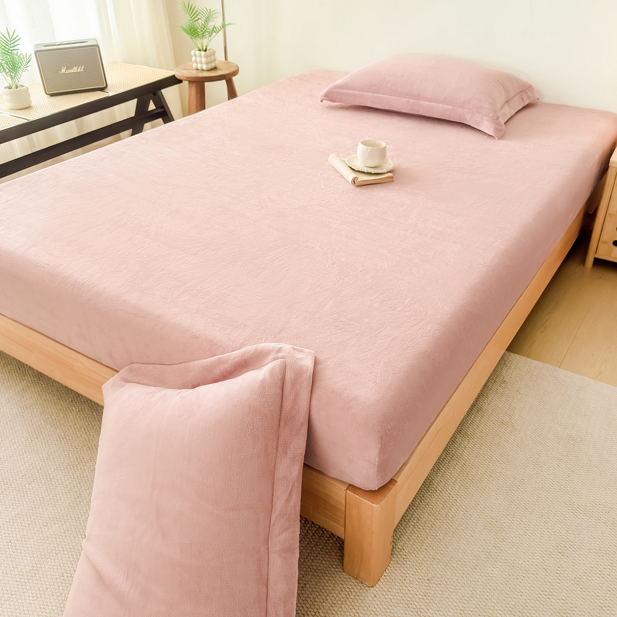 91家纺网 家纺一手货源 找家纺 金喜 支持定制2025新款200G牛奶绒纯色床笠 湘妃粉