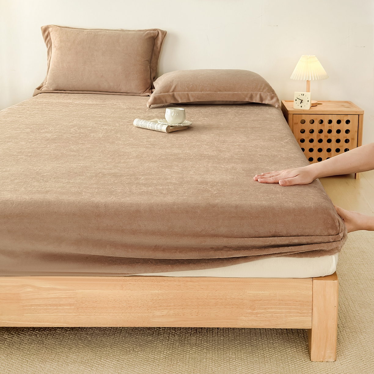 91家纺网 家纺一手货源 找家纺 金喜 支持定制2025新款200G牛奶绒纯色床笠 卡其