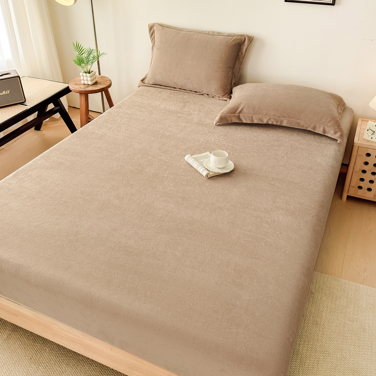 91家纺网 家纺一手货源 找家纺 金喜 支持定制2025新款200G牛奶绒纯色床笠 卡其