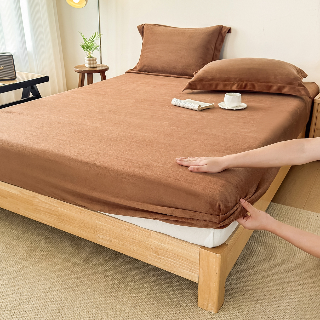 91家纺网 家纺一手货源 找家纺 金喜 支持定制2025新款200G牛奶绒纯色床笠 焦糖