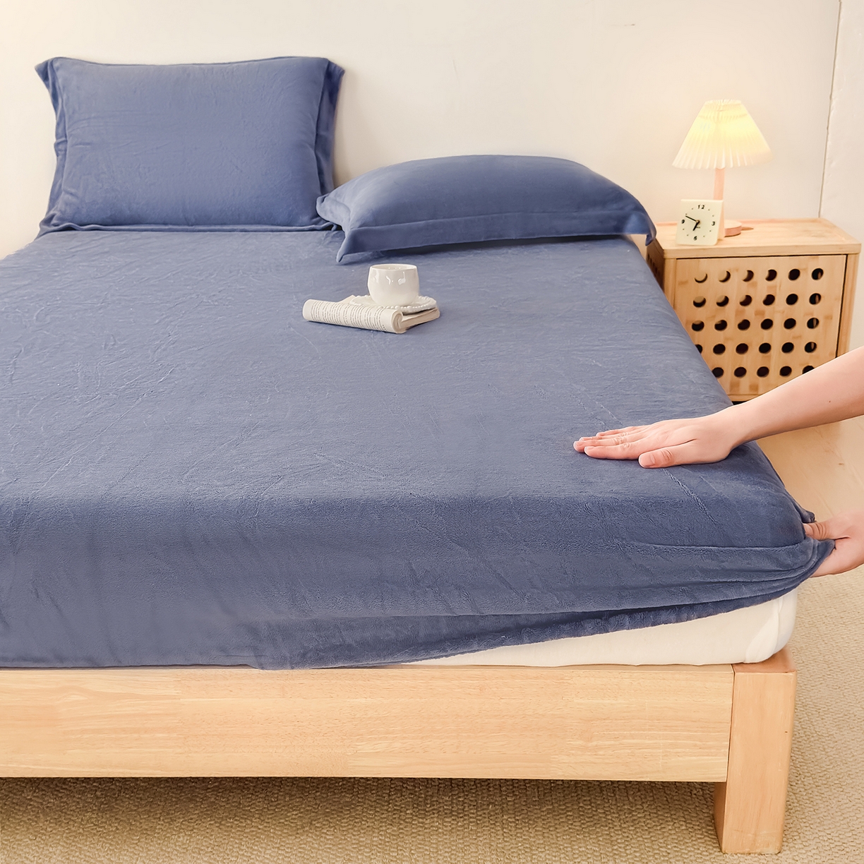 91家纺网 家纺一手货源 找家纺 金喜 支持定制2025新款200G牛奶绒纯色床笠 藏蓝
