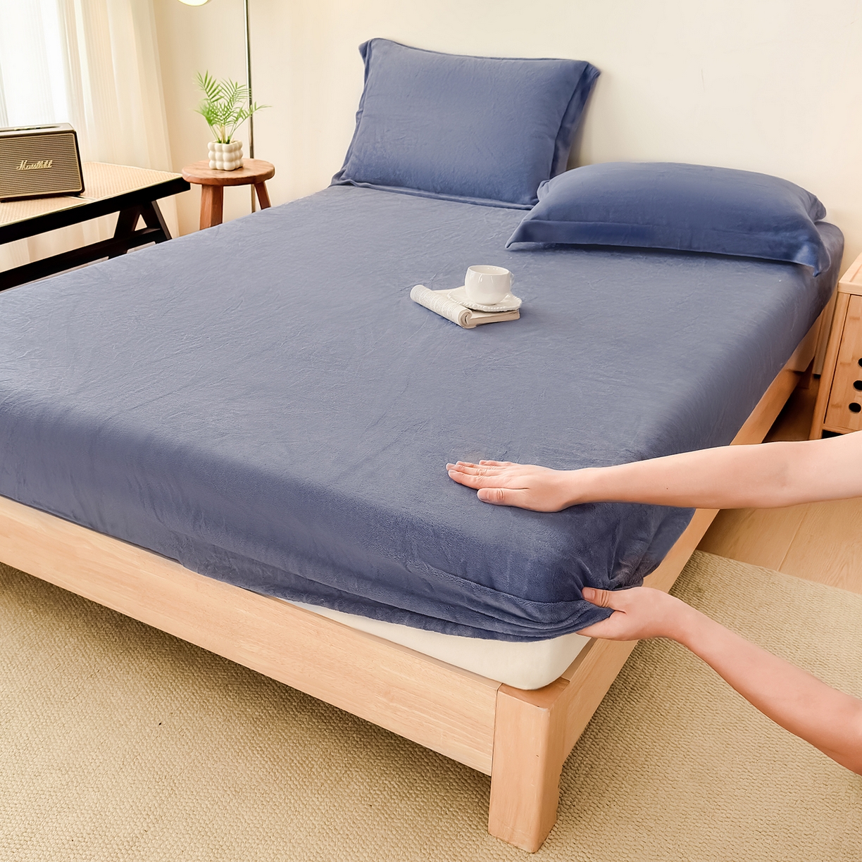 91家纺网 家纺一手货源 找家纺 金喜 支持定制2025新款200G牛奶绒纯色床笠 藏蓝