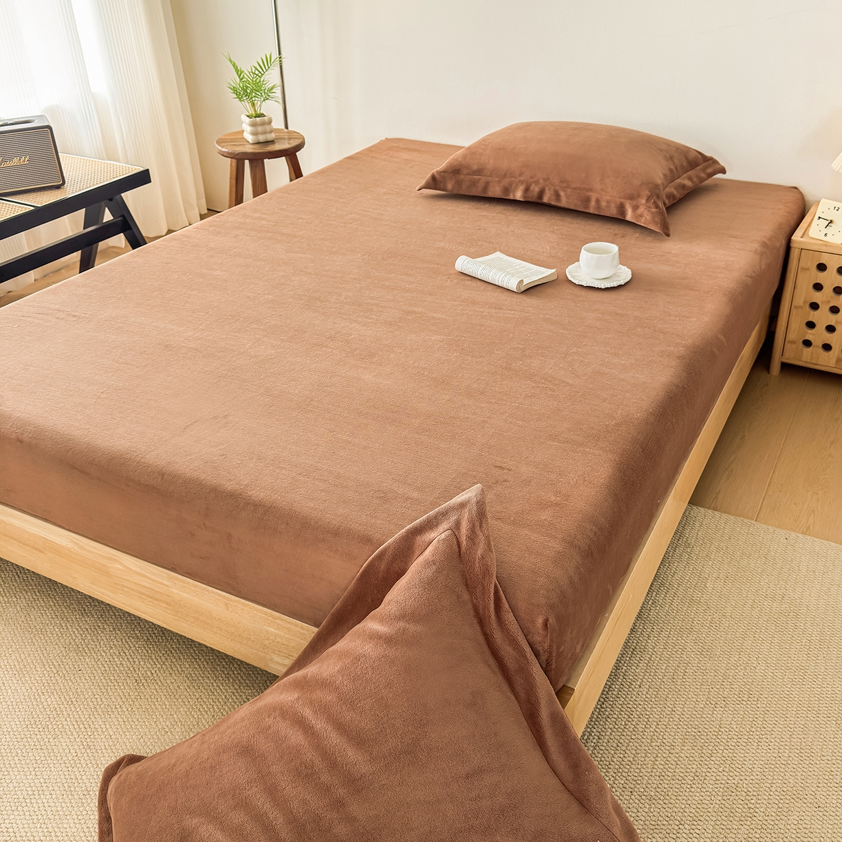 91家纺网 家纺一手货源 找家纺 金喜 支持定制2025新款200G牛奶绒纯色床笠 焦糖