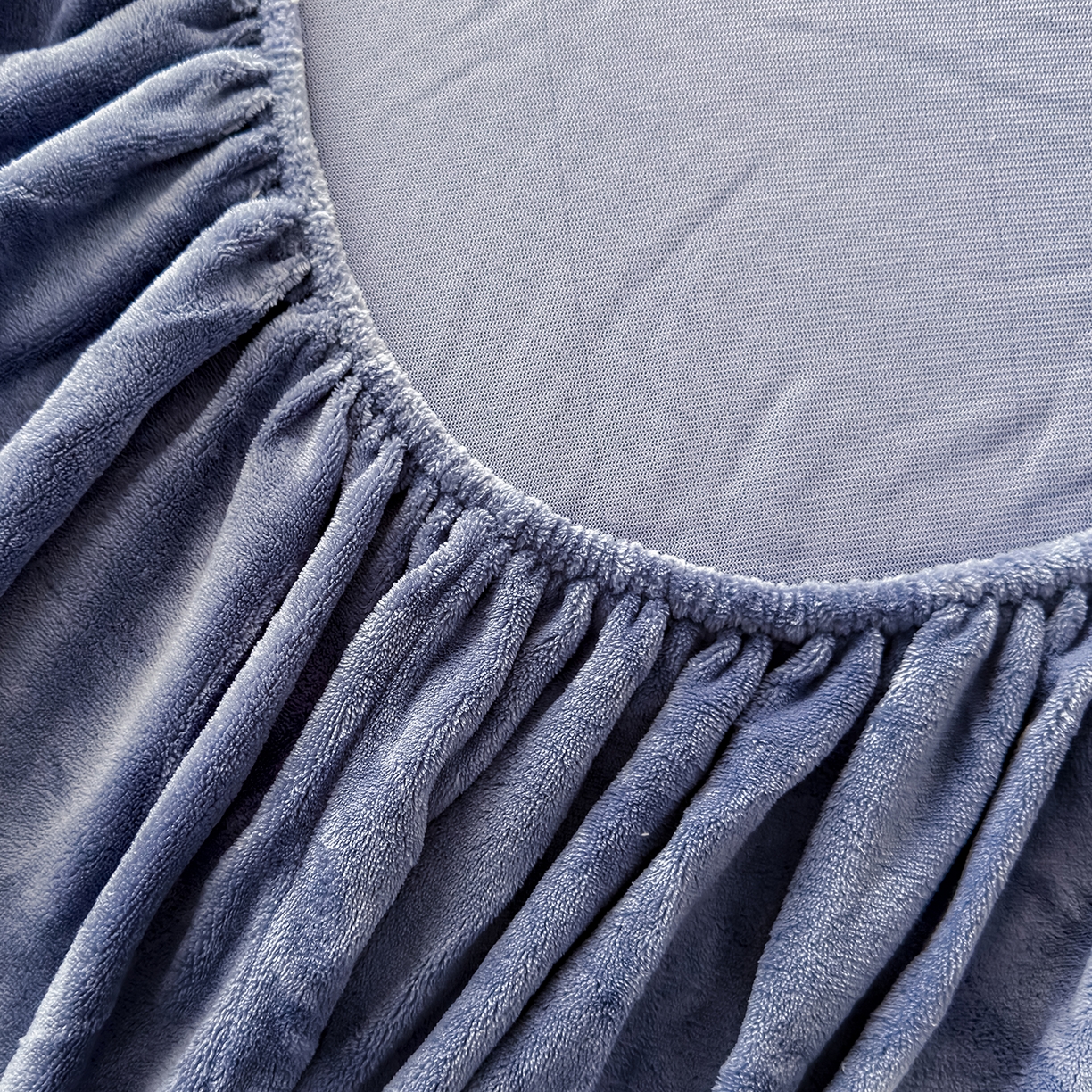 91家纺网 家纺一手货源 找家纺 金喜 支持定制2025新款200G牛奶绒纯色床笠 藏蓝