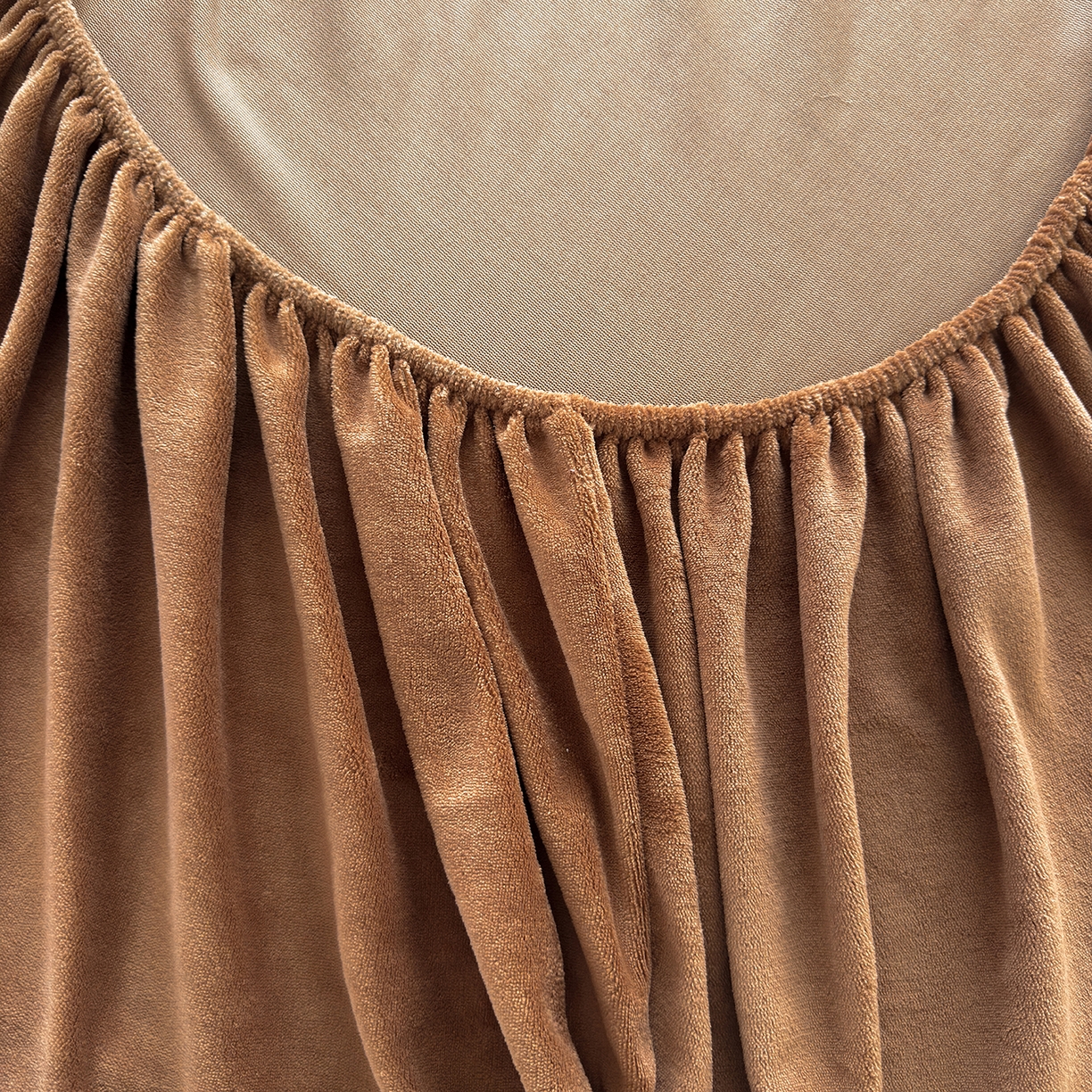 91家纺网 家纺一手货源 找家纺 金喜 支持定制2025新款200G牛奶绒纯色床笠 焦糖