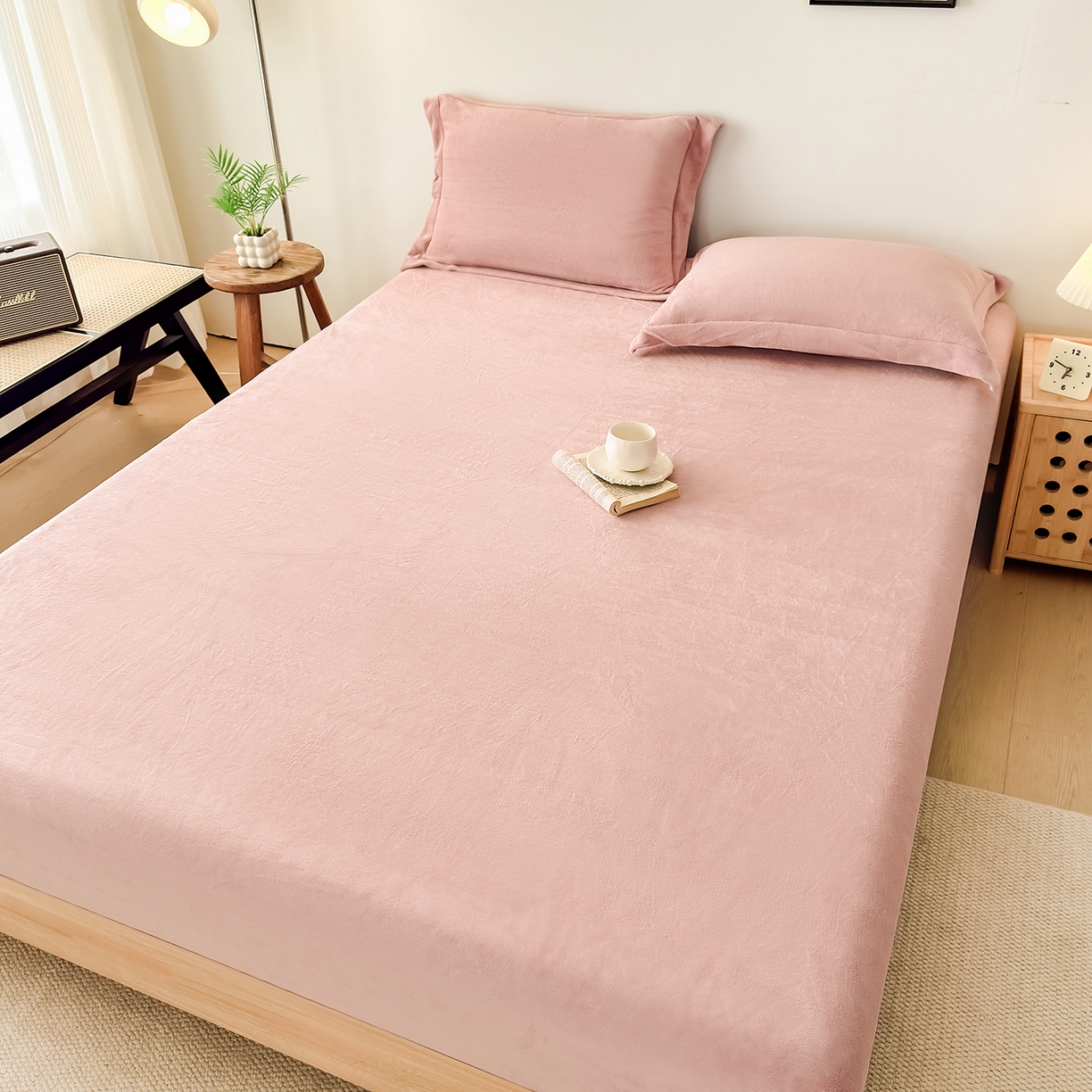 91家纺网 家纺一手货源 找家纺 金喜 支持定制2025新款200G牛奶绒纯色床笠 湘妃粉