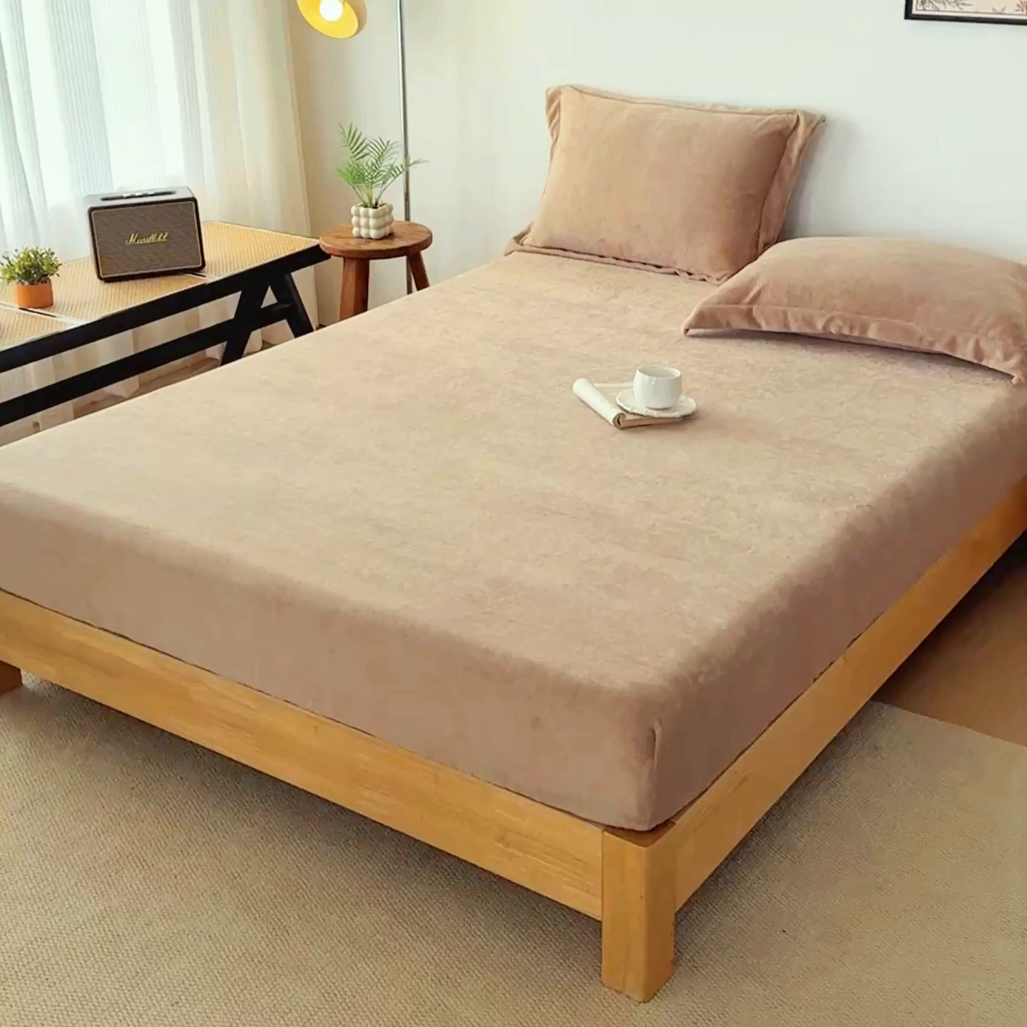 91家纺网 家纺一手货源 找家纺 金喜 支持定制2025新款200G牛奶绒纯色床笠 卡其