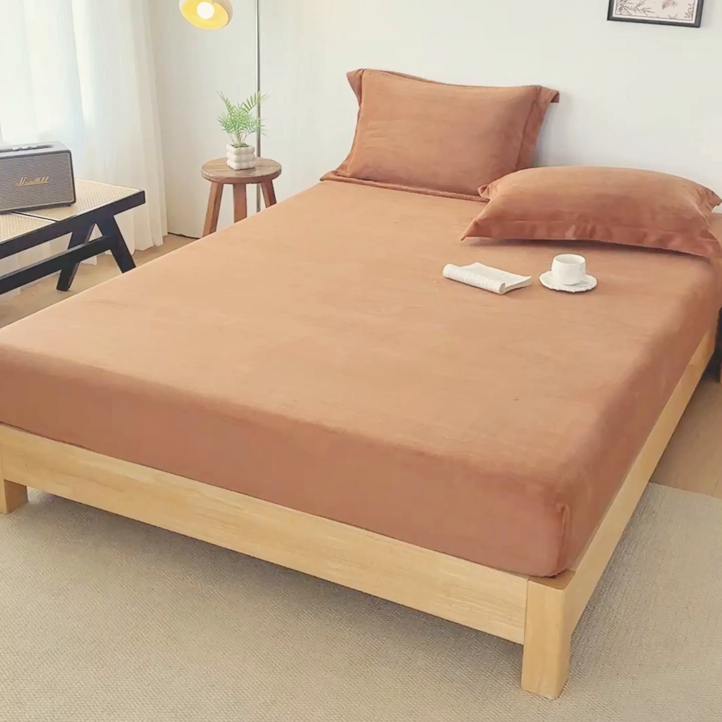 91家纺网 家纺一手货源 找家纺 金喜 支持定制2025新款200G牛奶绒纯色床笠 焦糖