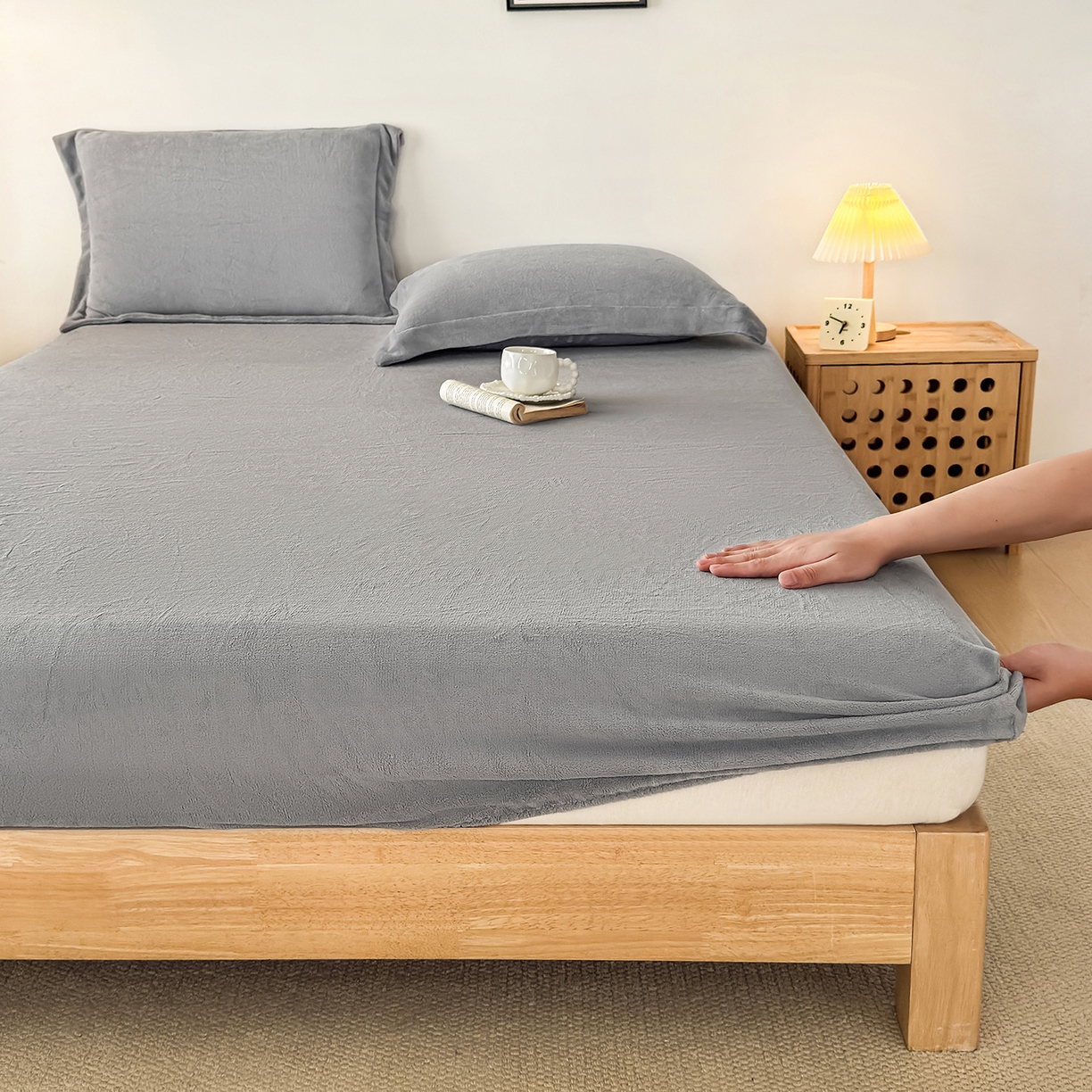 91家纺网 家纺一手货源 找家纺 金喜 支持定制2025新款200G牛奶绒纯色床笠 冰川灰