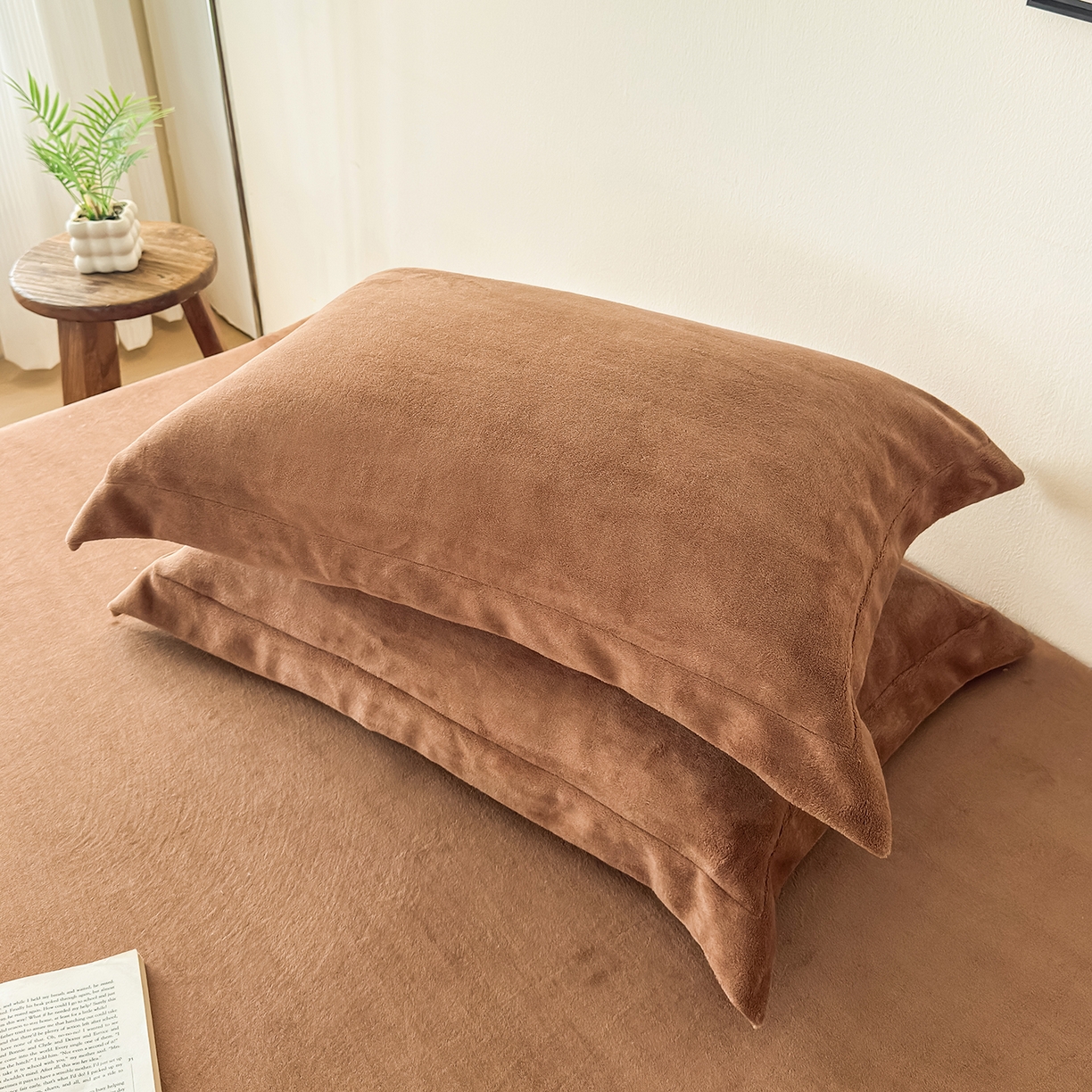 91家纺网 家纺一手货源 找家纺 金喜 支持定制2025新款200G牛奶绒纯色床笠 焦糖