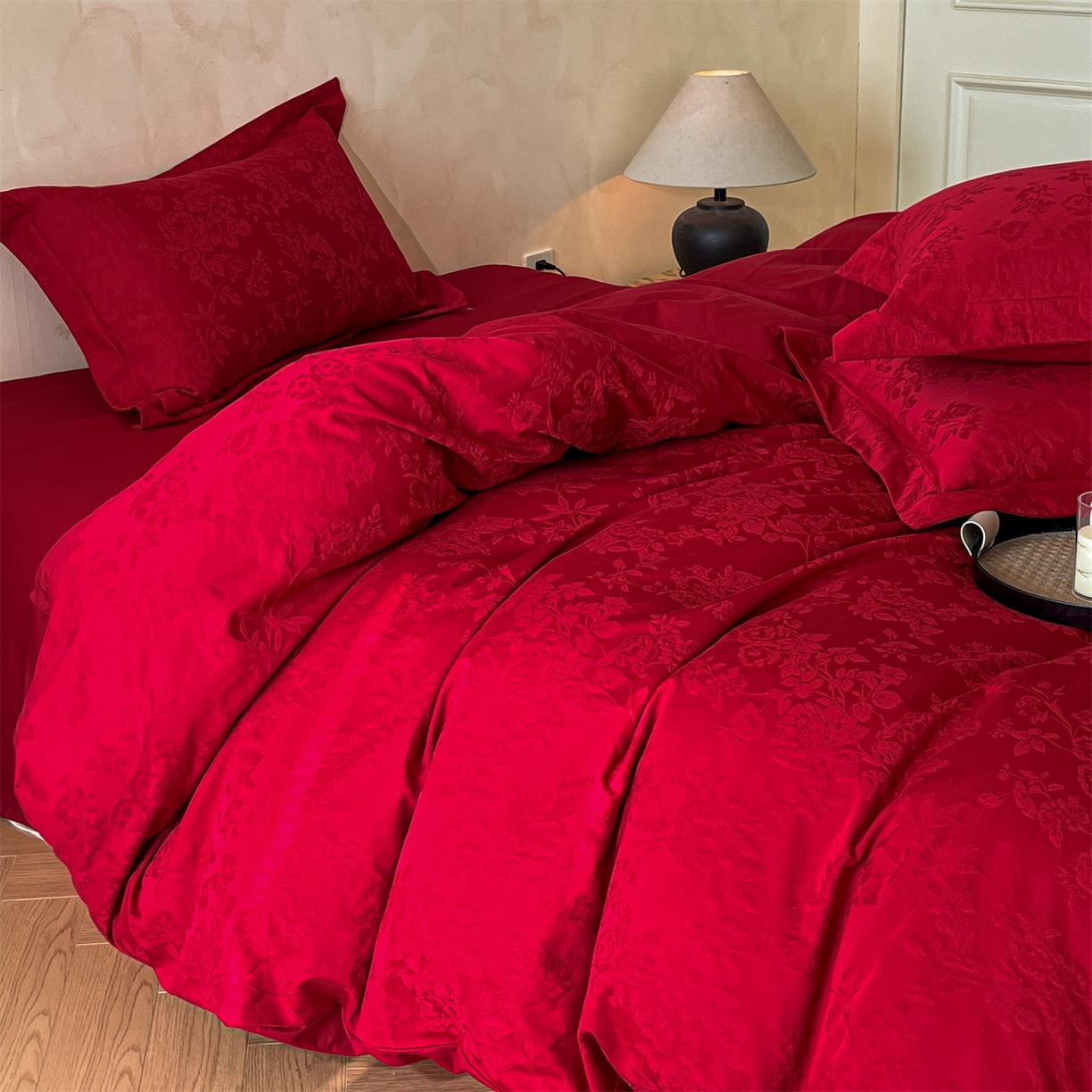 91家纺网 家纺一手货源 找家纺 笙意家纺 2026新款婚庆A版全棉60支亮面提花B版40支13372全棉四件套 花香韵美