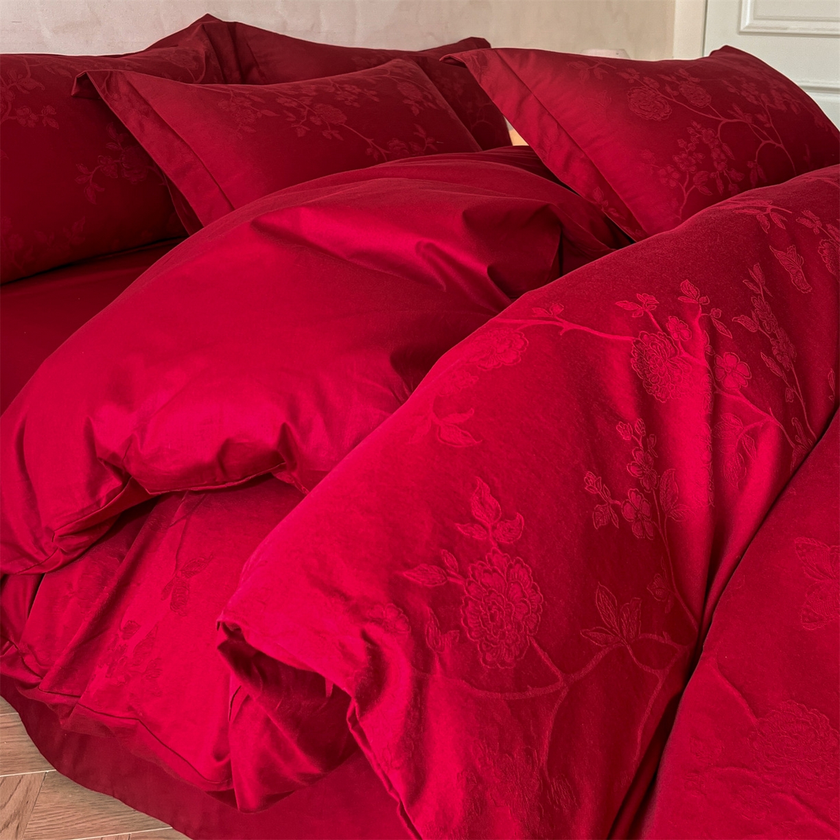 91家纺网 家纺一手货源 找家纺 笙意家纺 2026新款婚庆A版全棉60支亮面提花B版40支13372全棉四件套 花戏蝶