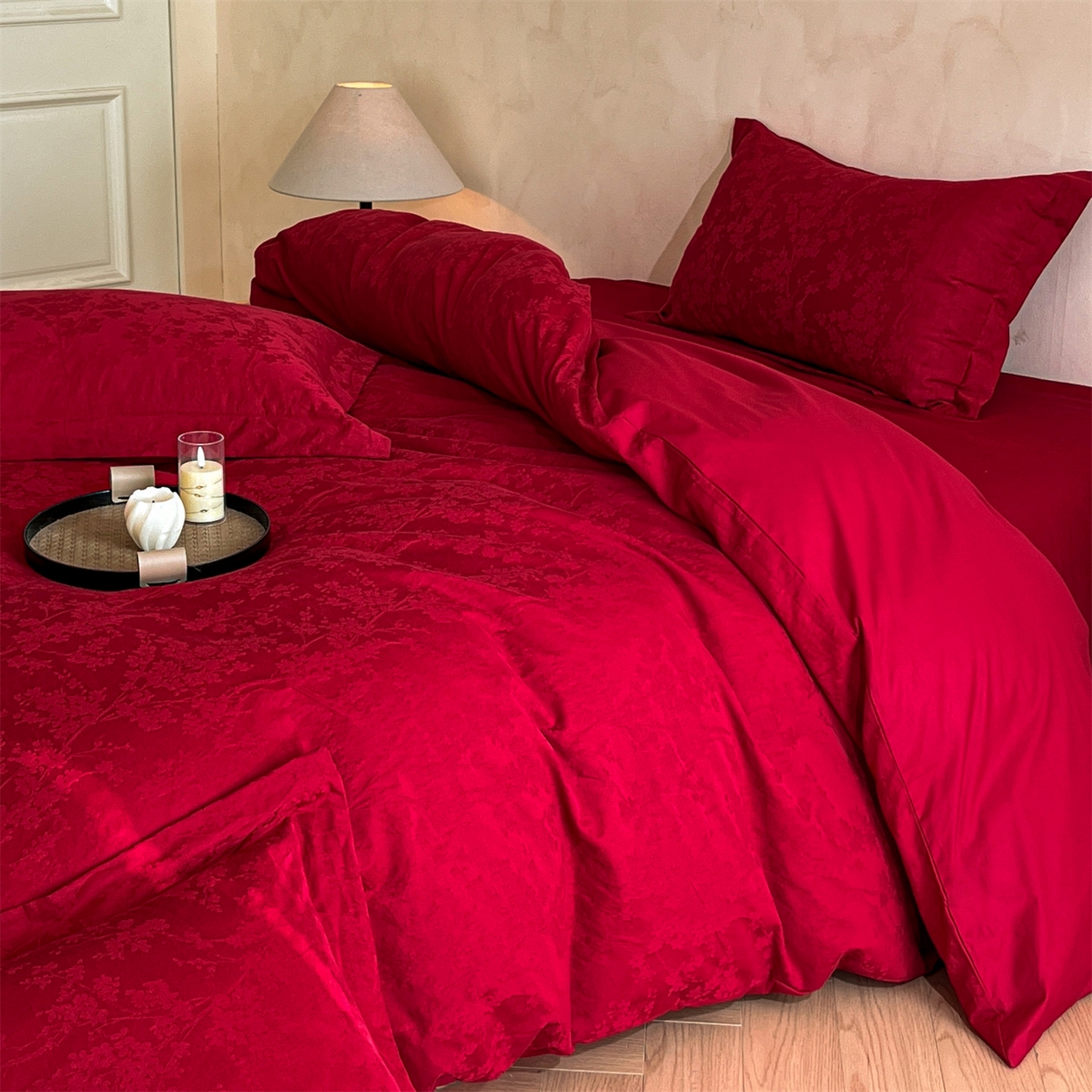 91家纺网 家纺一手货源 找家纺 笙意家纺 2026新款婚庆A版全棉60支亮面提花B版40支13372全棉四件套 梦幻花园-红