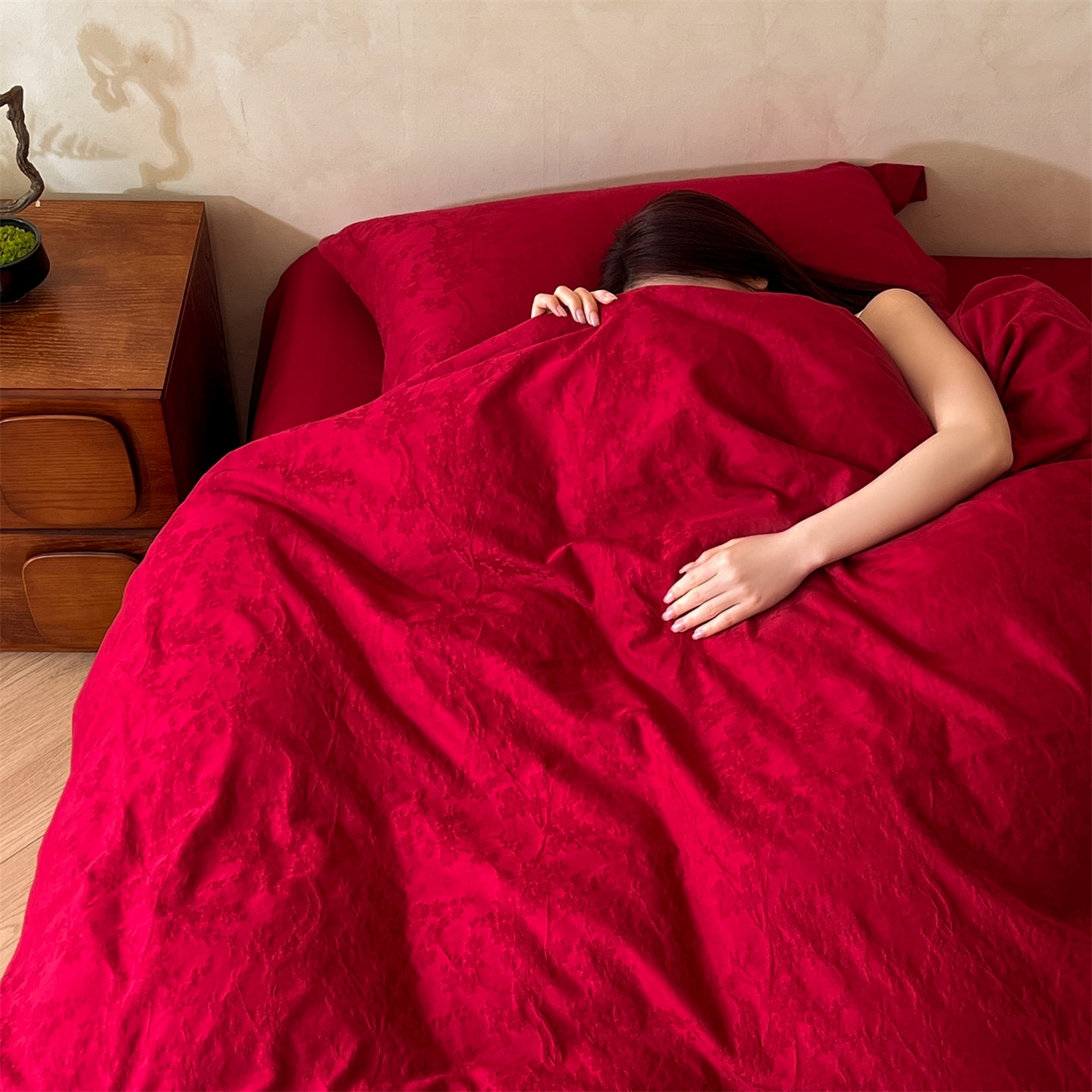 91家纺网 家纺一手货源 找家纺 笙意家纺 2026新款婚庆A版全棉60支亮面提花B版40支13372全棉四件套 梦幻花园-红