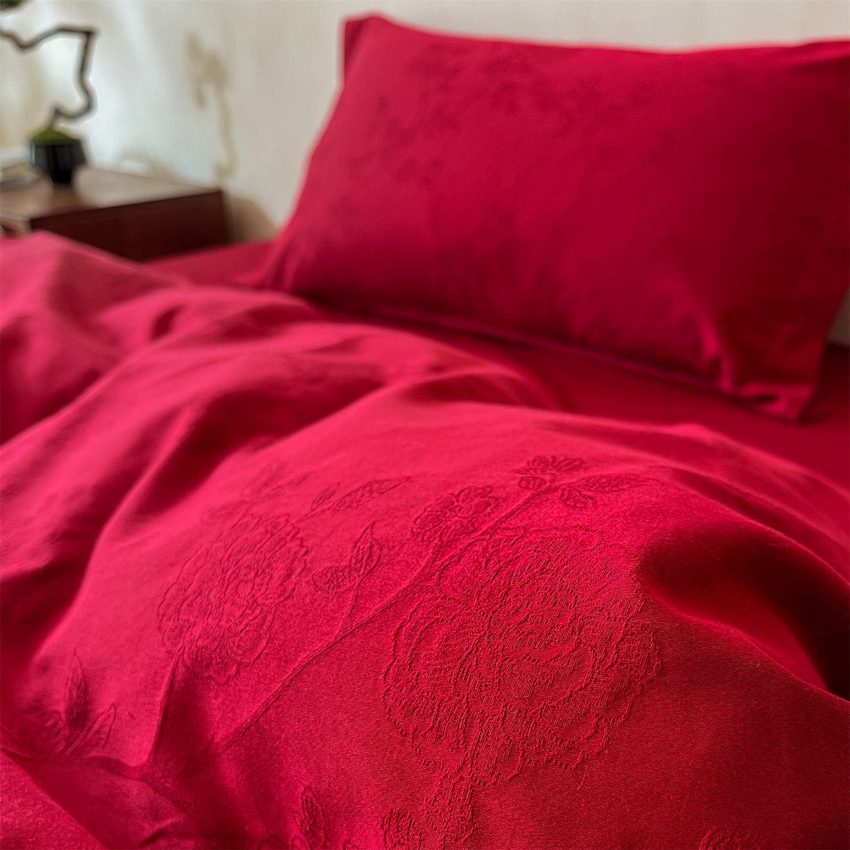 91家纺网 家纺一手货源 找家纺 笙意家纺 2026新款婚庆A版全棉60支亮面提花B版40支13372全棉四件套 花戏蝶