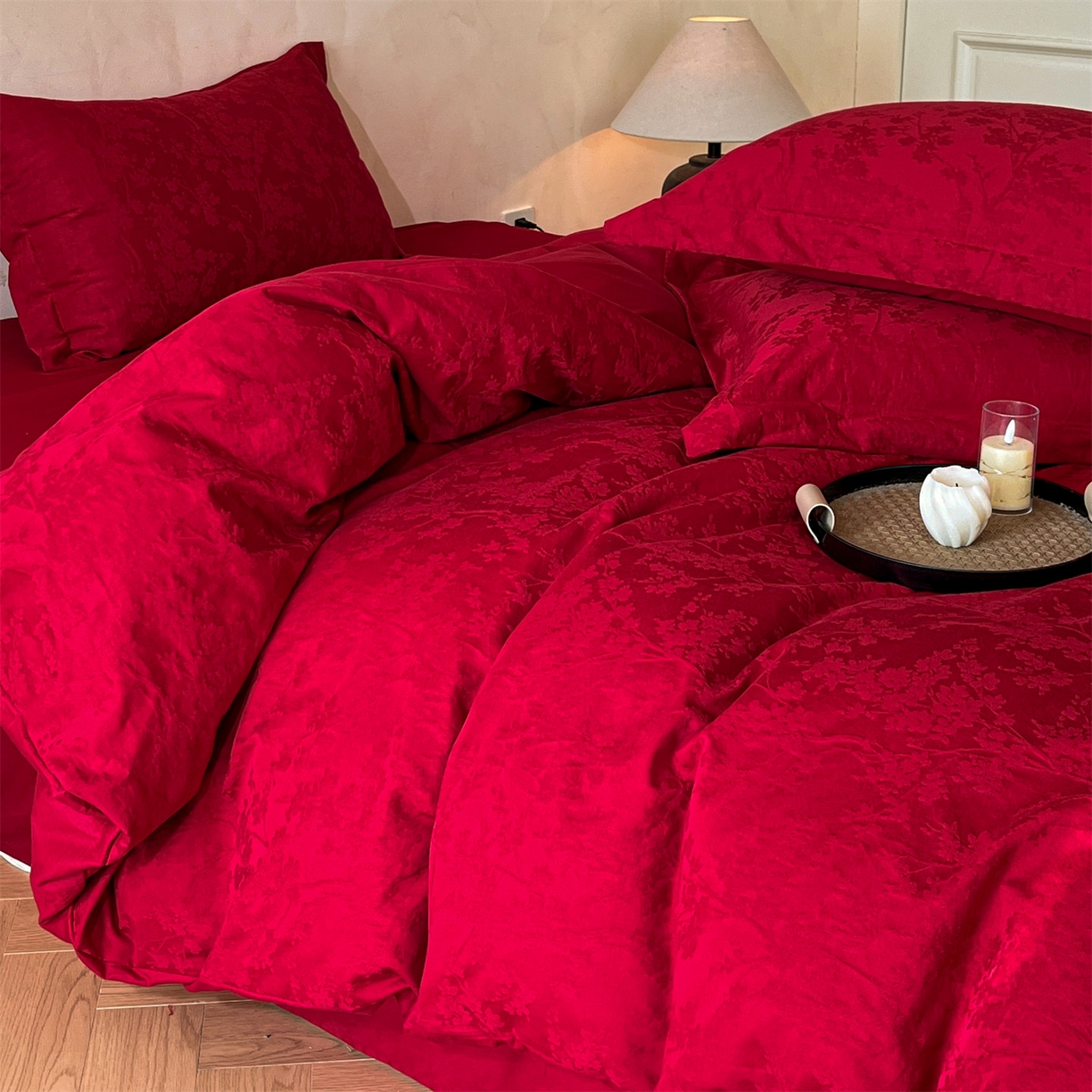 91家纺网 家纺一手货源 找家纺 笙意家纺 2026新款婚庆A版全棉60支亮面提花B版40支13372全棉四件套 梦幻花园-红