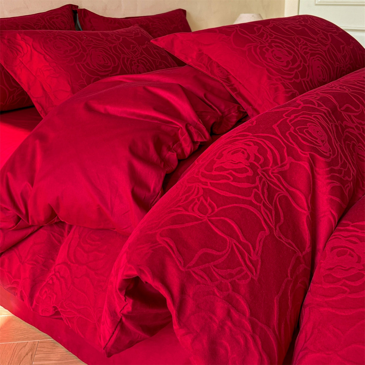 91家纺网 家纺一手货源 找家纺 笙意家纺 2026新款婚庆A版全棉60支亮面提花B版40支13372全棉四件套 枚香大红