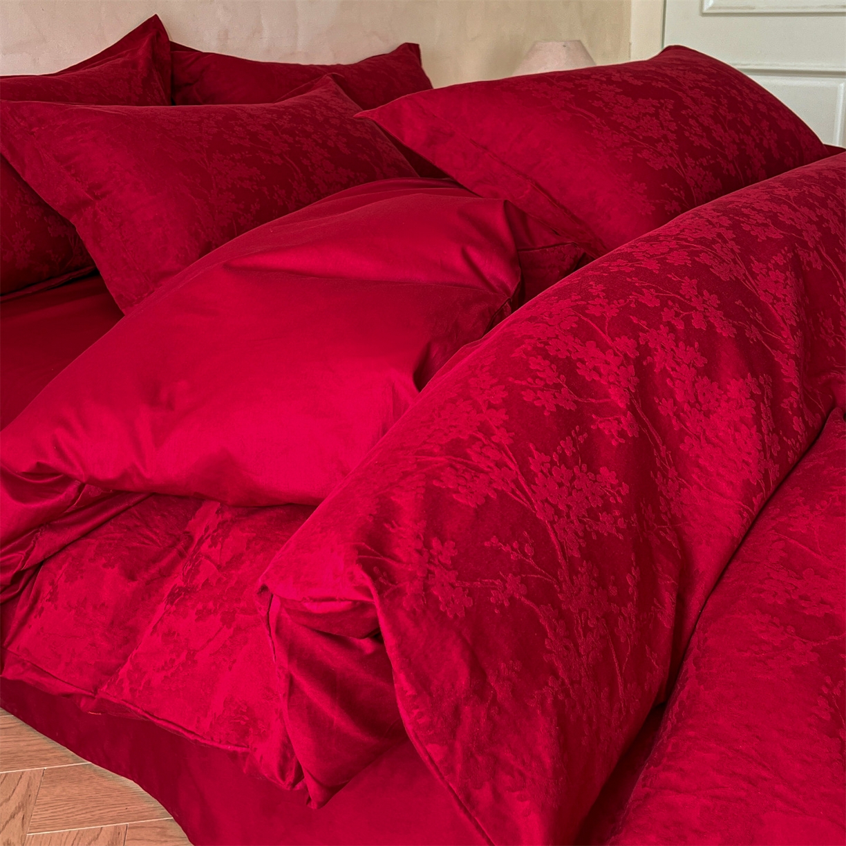 91家纺网 家纺一手货源 找家纺 笙意家纺 2026新款婚庆A版全棉60支亮面提花B版40支13372全棉四件套 梦幻花园-红