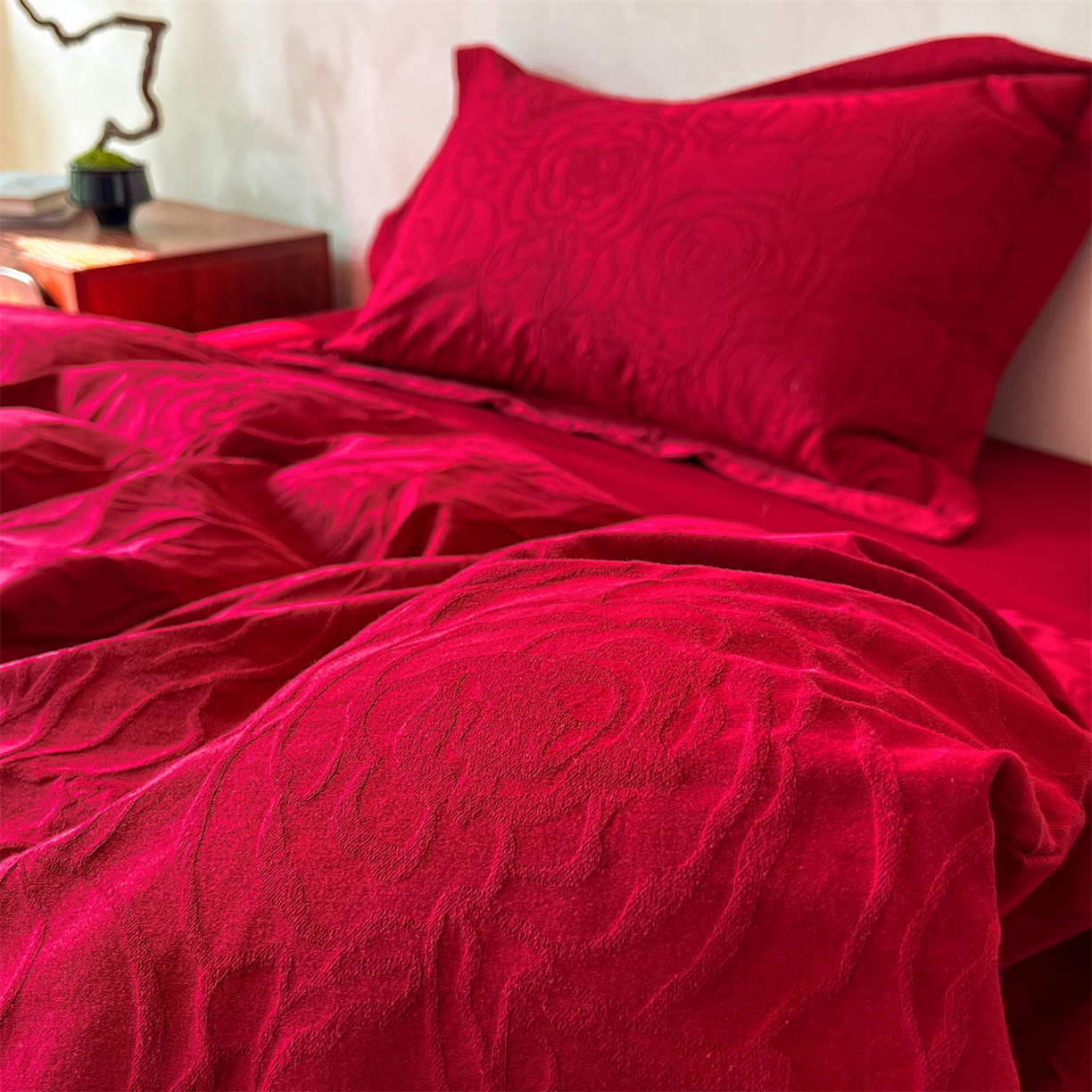 91家纺网 家纺一手货源 找家纺 笙意家纺 2026新款婚庆A版全棉60支亮面提花B版40支13372全棉四件套 枚香大红