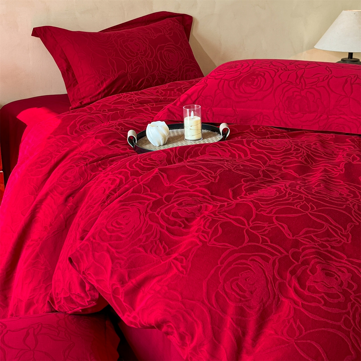 91家纺网 家纺一手货源 找家纺 笙意家纺 2026新款婚庆A版全棉60支亮面提花B版40支13372全棉四件套 枚香大红