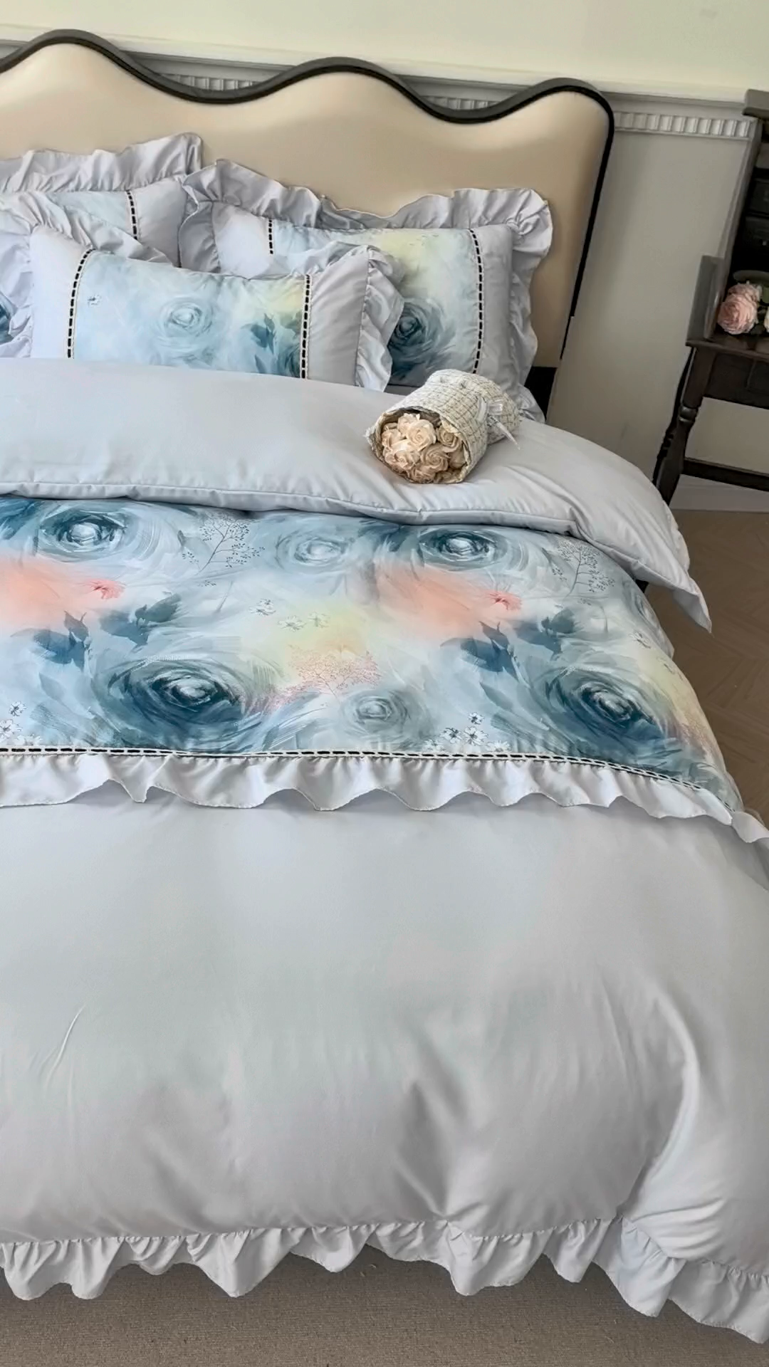 91家纺网 家纺一手货源 找家纺 爱彼家纺 2026春夏新款法式油画格调双拼印花贡棉轻奢高端四件套-油画系列 油画-蓝色妖姬