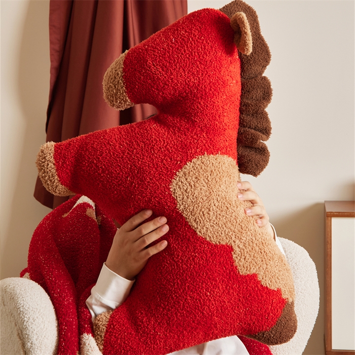 91家纺网 家纺一手货源 找家纺 （总）暖绵绵家纺 2026春夏新款针织毯毯子多功能盖毯+抱枕-马年米洛特