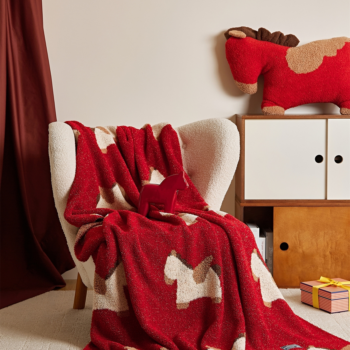 91家纺网 家纺一手货源 找家纺 暖绵绵家纺 2026春夏新款针织毯毯子多功能盖毯+抱枕-马年米洛特 米洛特-毯子