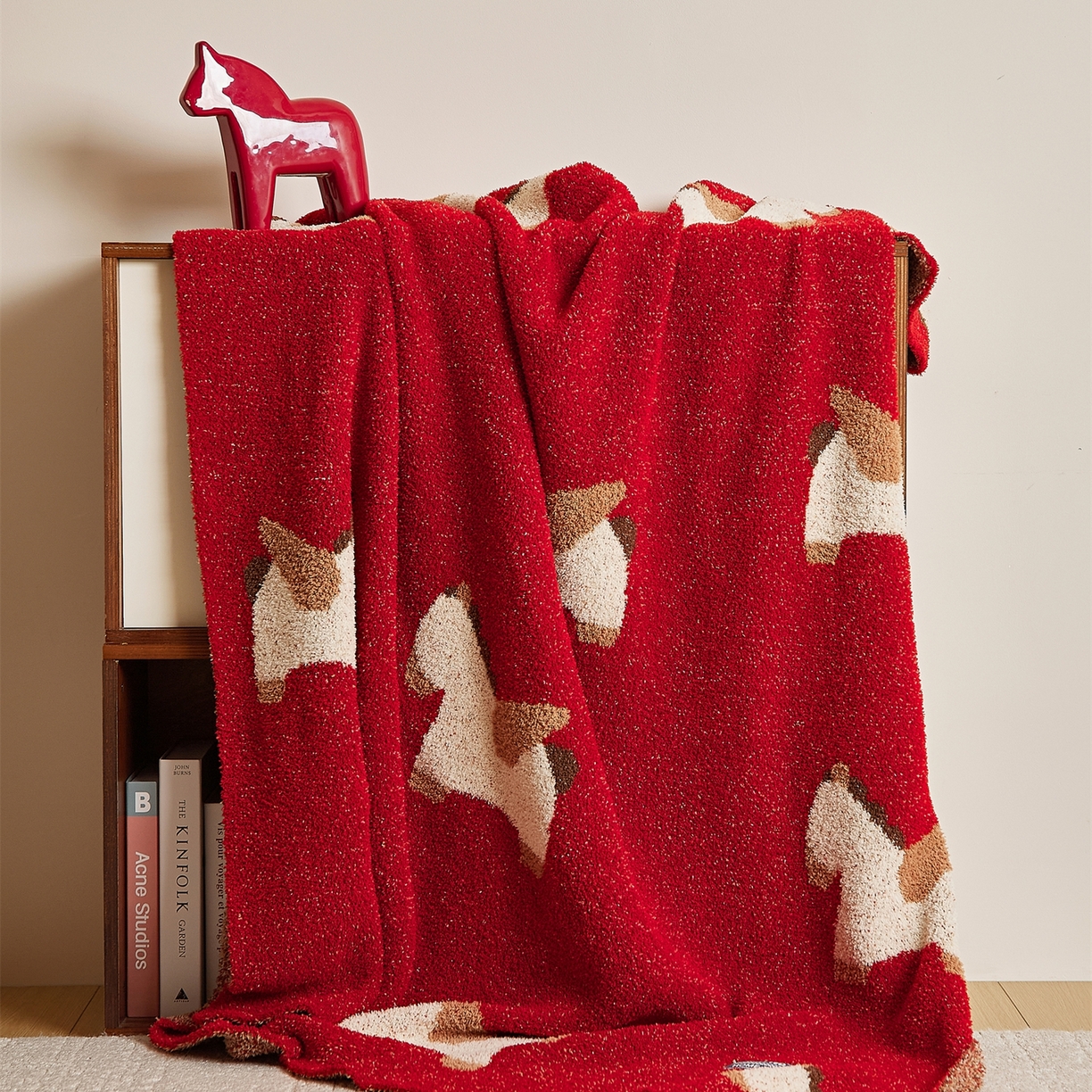 91家纺网 家纺一手货源 找家纺 暖绵绵家纺 2026春夏新款针织毯毯子多功能盖毯+抱枕-马年米洛特 米洛特-毯子