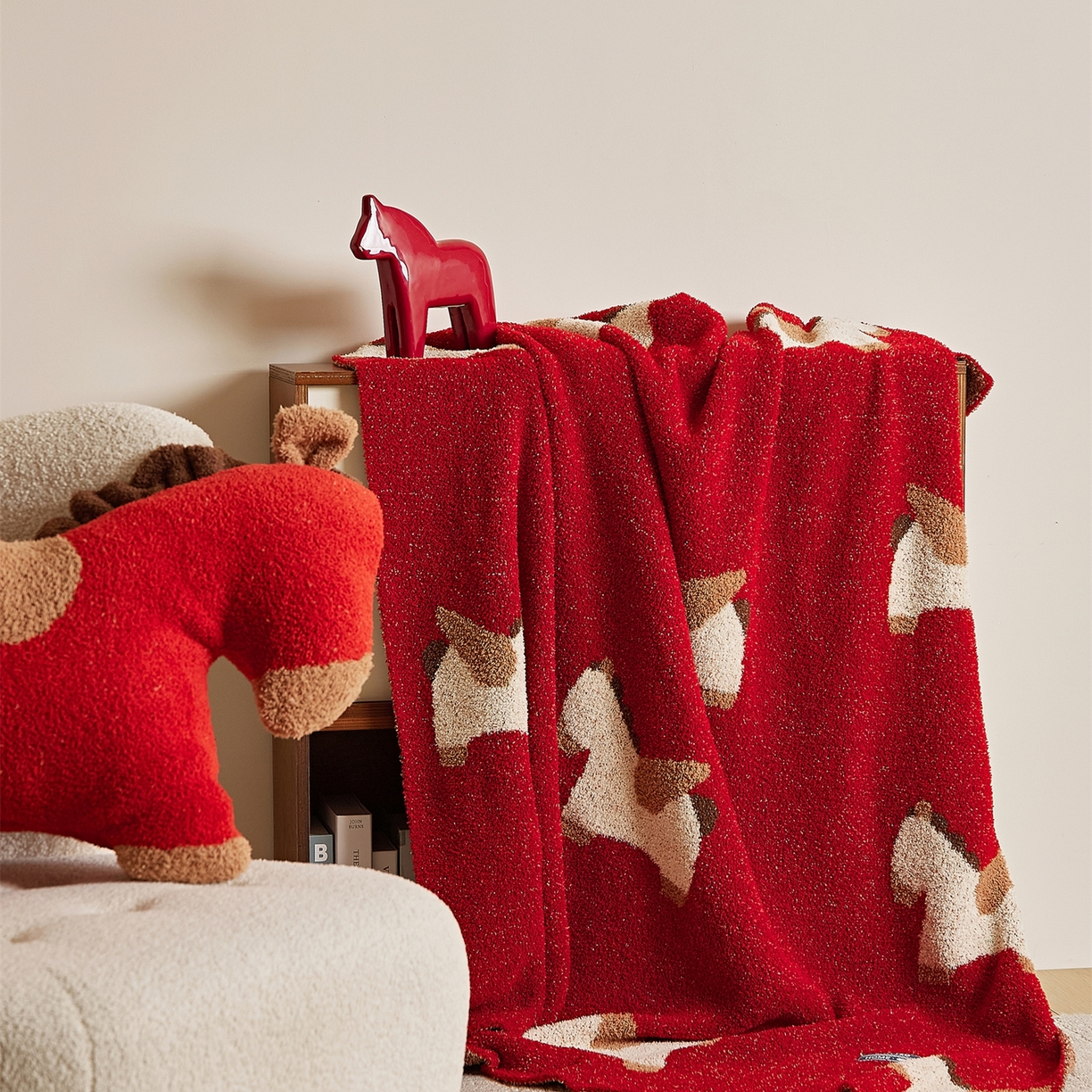 91家纺网 家纺一手货源 找家纺 暖绵绵家纺 2026春夏新款针织毯毯子多功能盖毯+抱枕-马年米洛特 米洛特-毯子