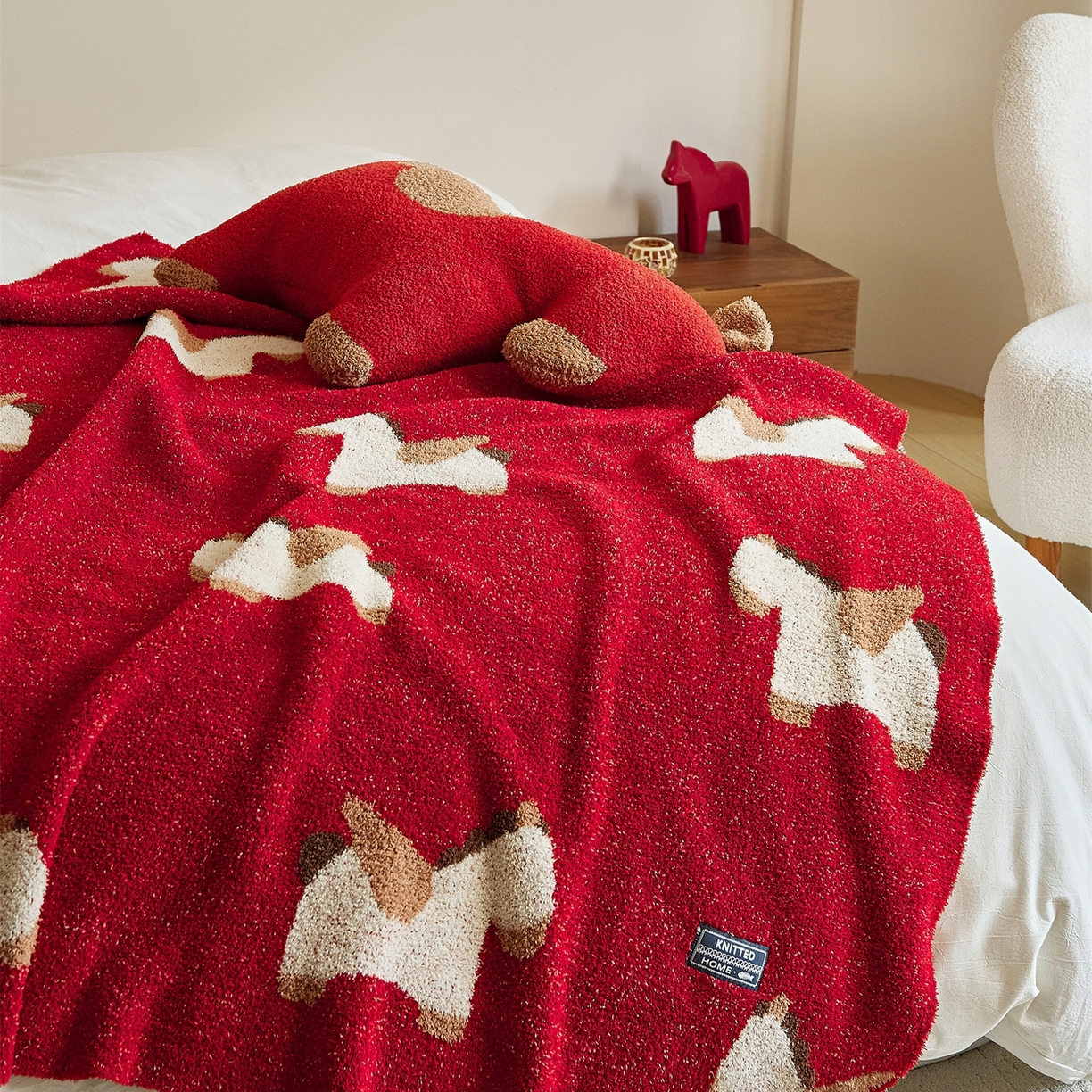 91家纺网 家纺一手货源 找家纺 暖绵绵家纺 2026春夏新款针织毯毯子多功能盖毯+抱枕-马年米洛特 米洛特-毯子