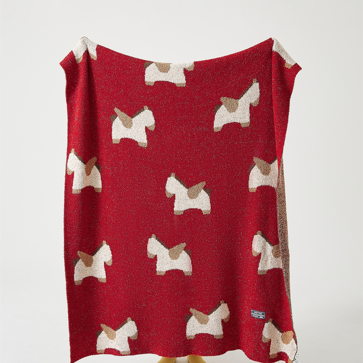 91家纺网 家纺一手货源 找家纺 暖绵绵家纺 2026春夏新款针织毯毯子多功能盖毯+抱枕-马年米洛特 米洛特-毯子