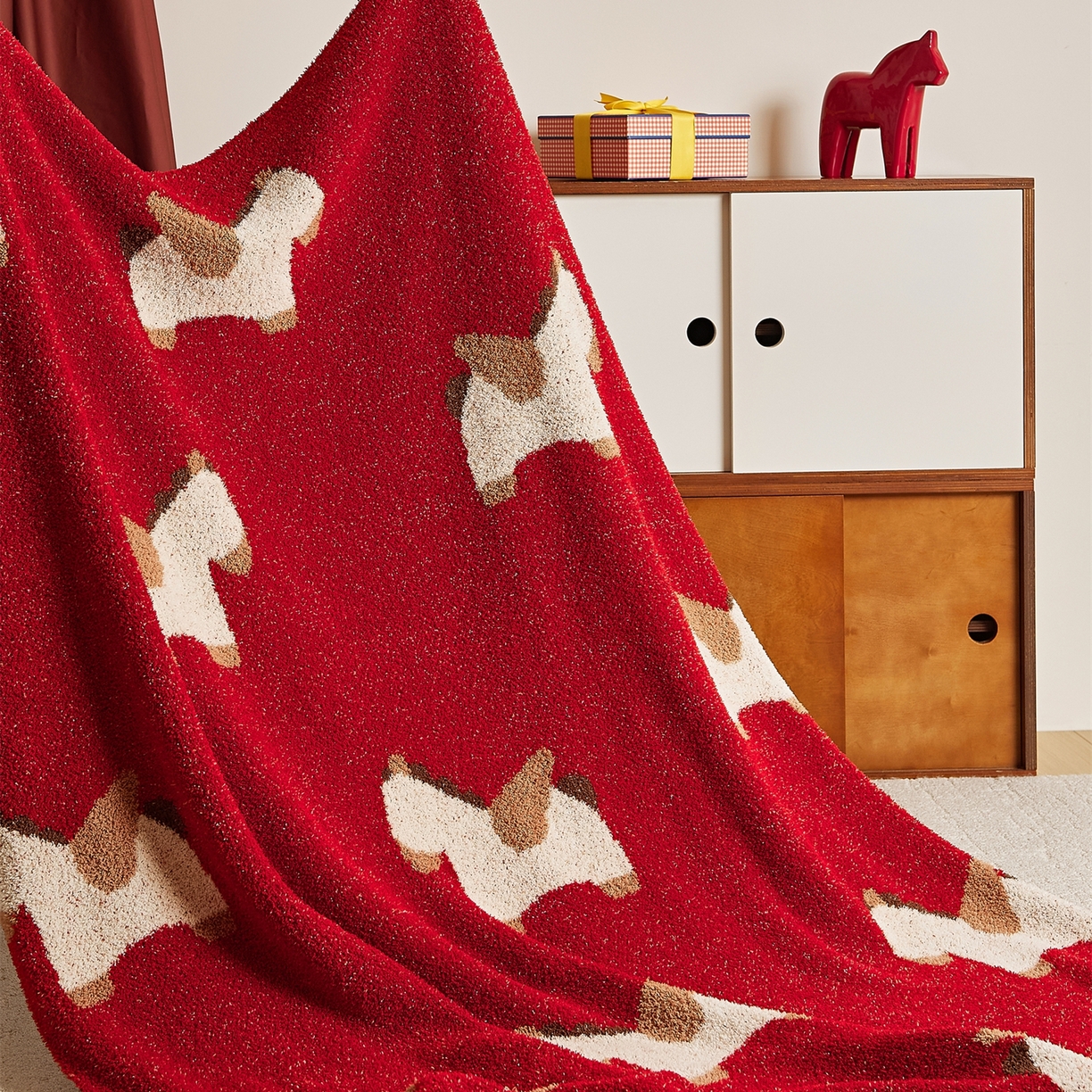 91家纺网 家纺一手货源 找家纺 暖绵绵家纺 2026春夏新款针织毯毯子多功能盖毯+抱枕-马年米洛特 米洛特-毯子