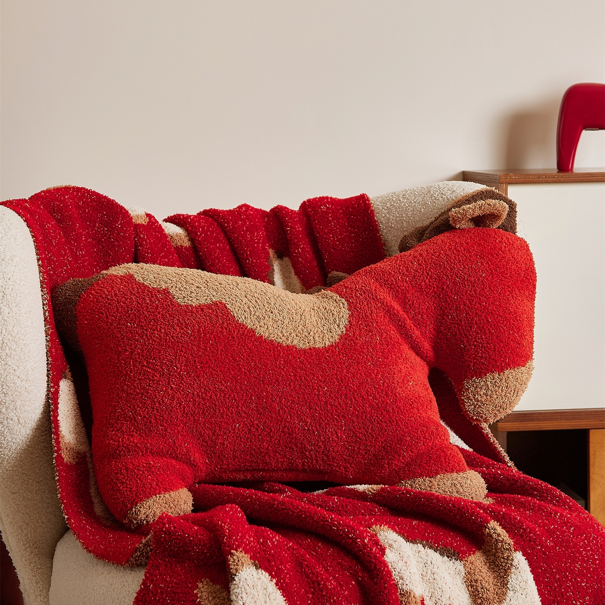 91家纺网 家纺一手货源 找家纺 暖绵绵家纺 2026春夏新款针织毯毯子多功能盖毯+抱枕-马年米洛特 米洛特-抱枕含芯