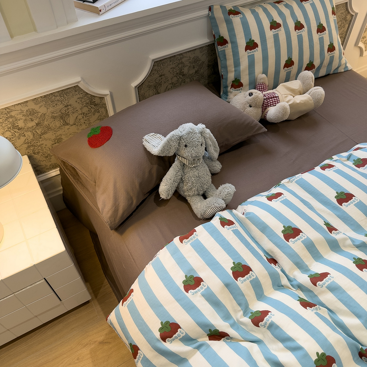 91家纺网 家纺一手货源 找家纺 呗旺鹿 2026新款ins风全棉撞色双层纱毛巾绣甜柿子系列四件套 甜柿蓝