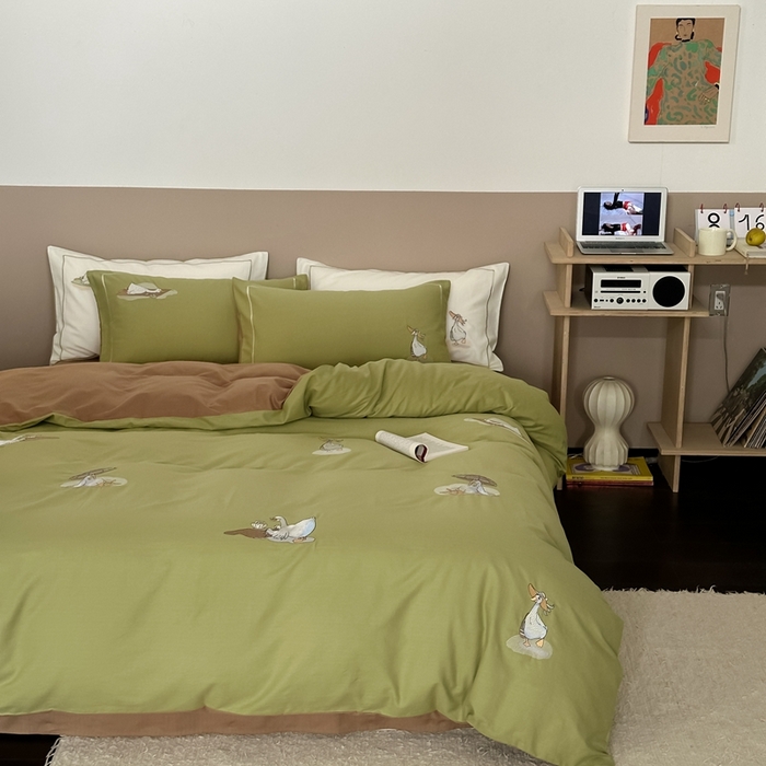 91家纺网 家纺一手货源 找家纺 （总）初拾 2023新款全棉大雁纹年轻系列四件套—沙滩鸭