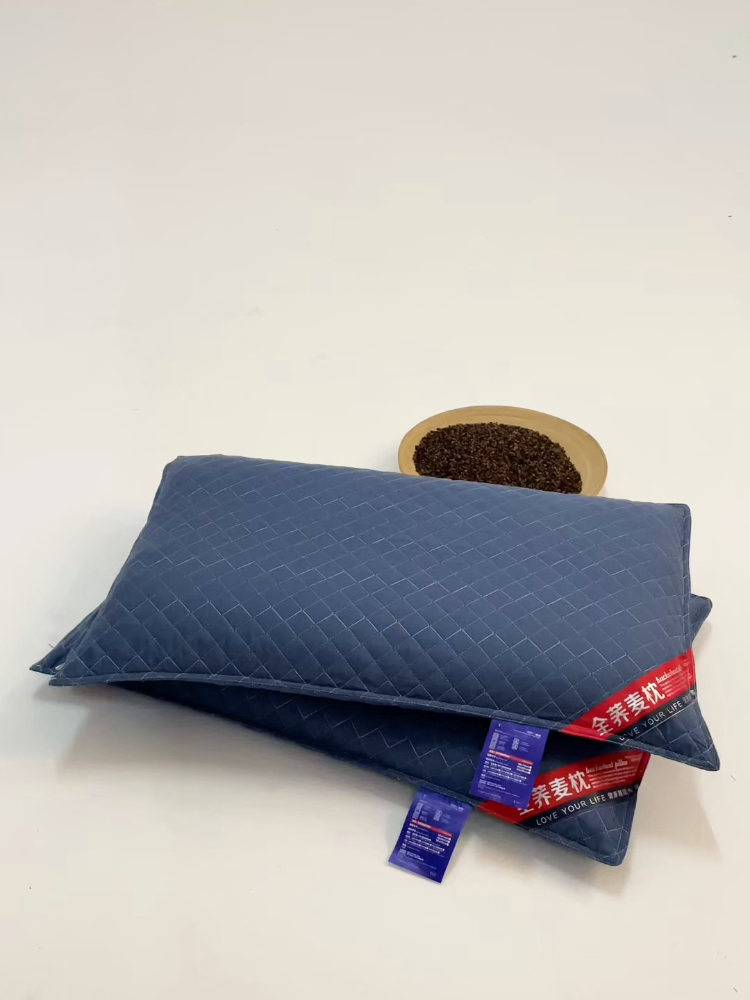 91家纺网 家纺一手货源 找家纺 糖果枕芯 2026新款全棉天然绗绣小方格全荞麦护颈枕保健枕枕头枕芯 荞麦小方格蓝色