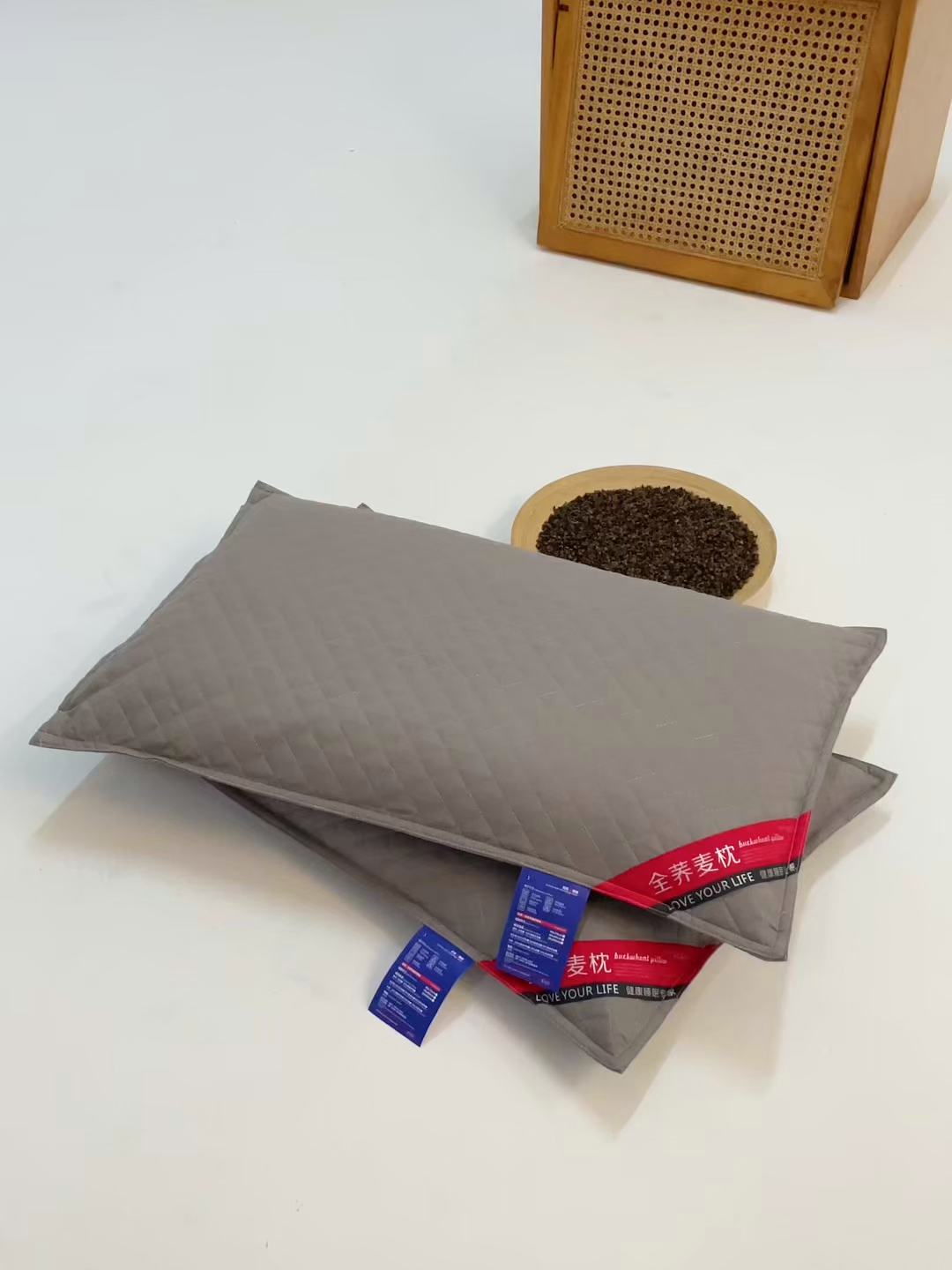 91家纺网 家纺一手货源 找家纺 糖果枕芯 2026新款全棉天然绗绣小方格全荞麦护颈枕保健枕枕头枕芯 荞麦小方格灰色