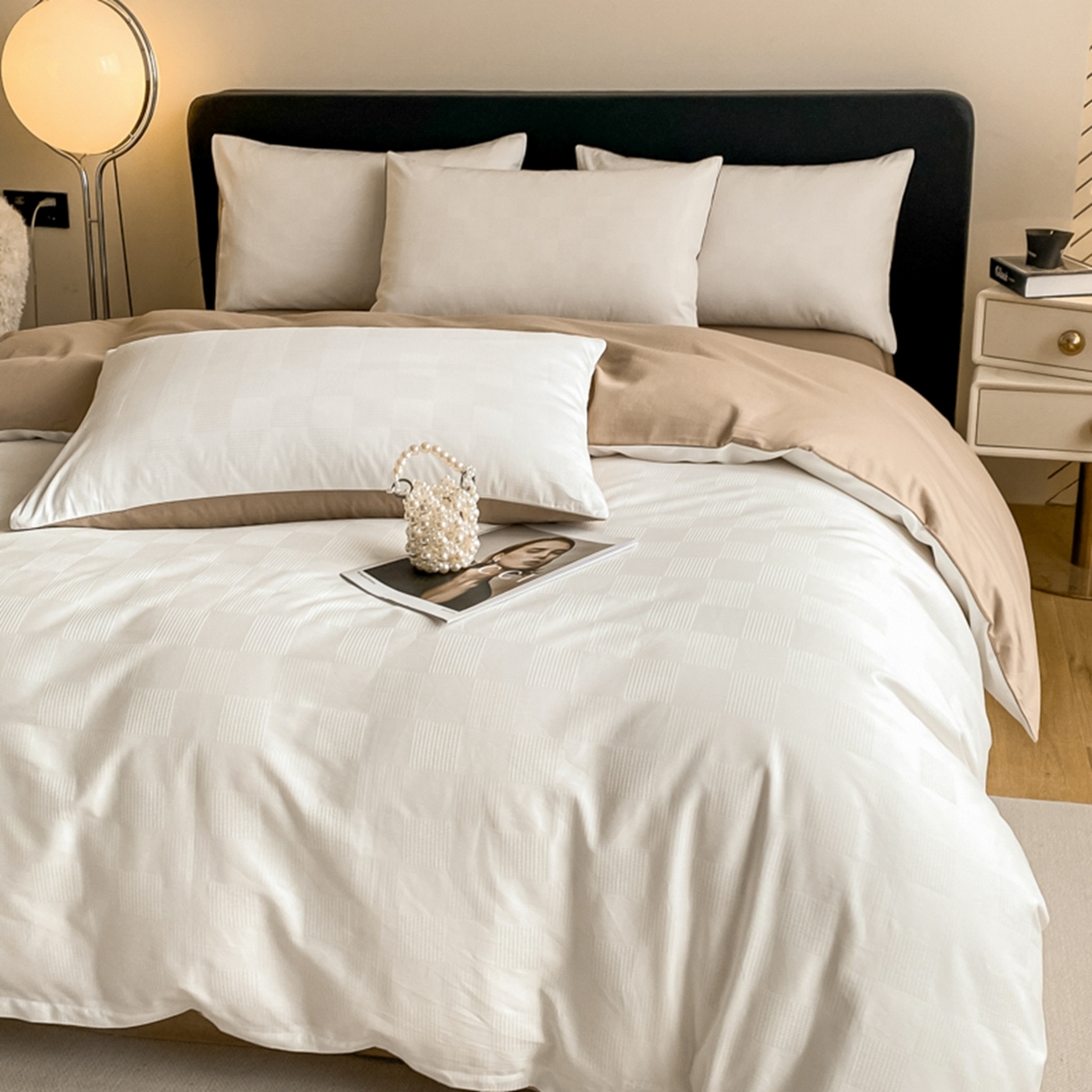 91家纺网 家纺一手货源 找家纺 琪格格纺织 2026新款轻奢长绒棉纯棉高级感提花方格酒店名宿居家四件套 60长绒棉-简格奶白亚麻棕