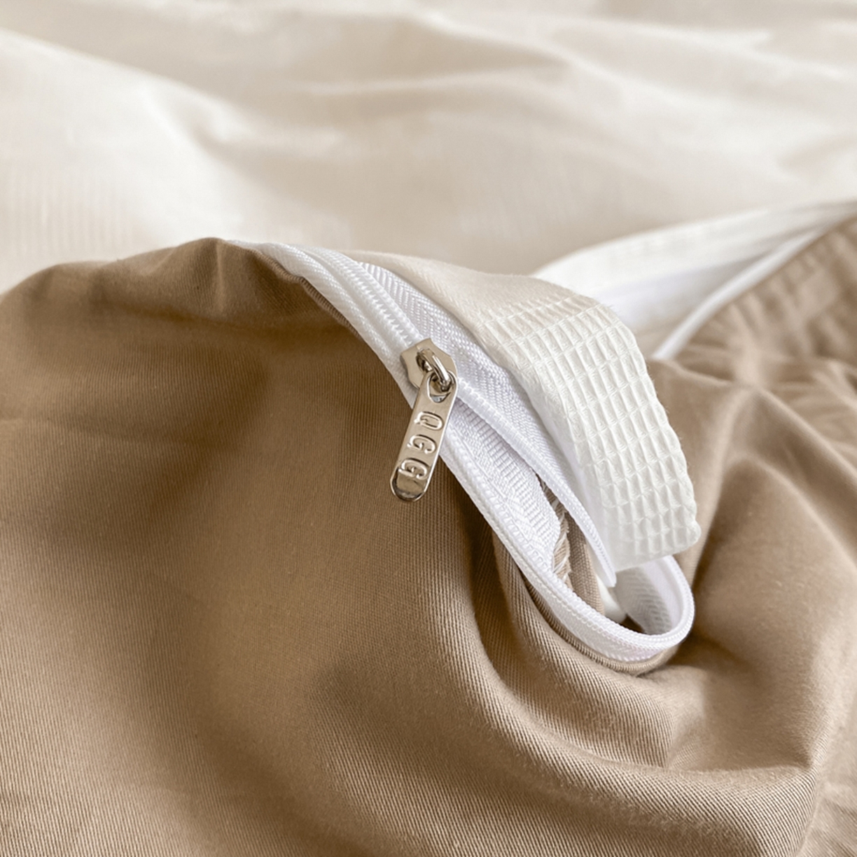 91家纺网 家纺一手货源 找家纺 琪格格纺织 2026新款轻奢长绒棉纯棉高级感提花方格酒店名宿居家四件套 60长绒棉-简格奶白亚麻棕