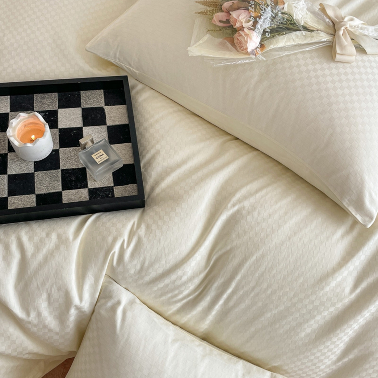 91家纺网 家纺一手货源 找家纺 琪格格纺织 2026新款轻奢长绒棉纯棉高级感提花方格酒店名宿居家四件套 60长绒棉-奶昔白