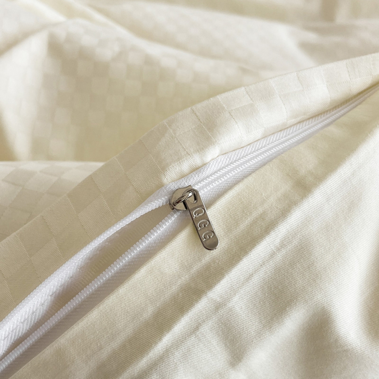 91家纺网 家纺一手货源 找家纺 琪格格纺织 2026新款轻奢长绒棉纯棉高级感提花方格酒店名宿居家四件套 60长绒棉-奶昔白