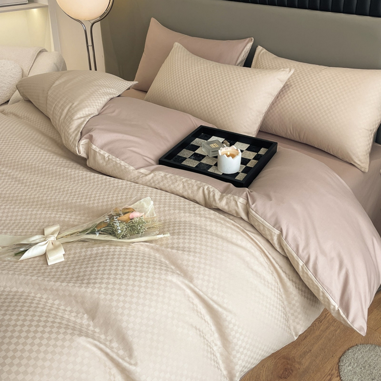 91家纺网 家纺一手货源 找家纺 琪格格纺织 2026新款轻奢长绒棉纯棉高级感提花方格酒店名宿居家四件套 60长绒棉-杏仁+摩卡棕