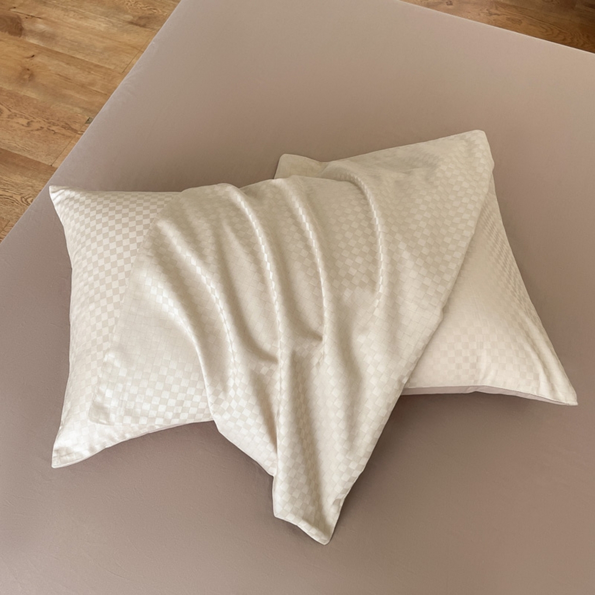 91家纺网 家纺一手货源 找家纺 琪格格纺织 2026新款轻奢长绒棉纯棉高级感提花方格酒店名宿居家四件套 60长绒棉-杏仁+摩卡棕