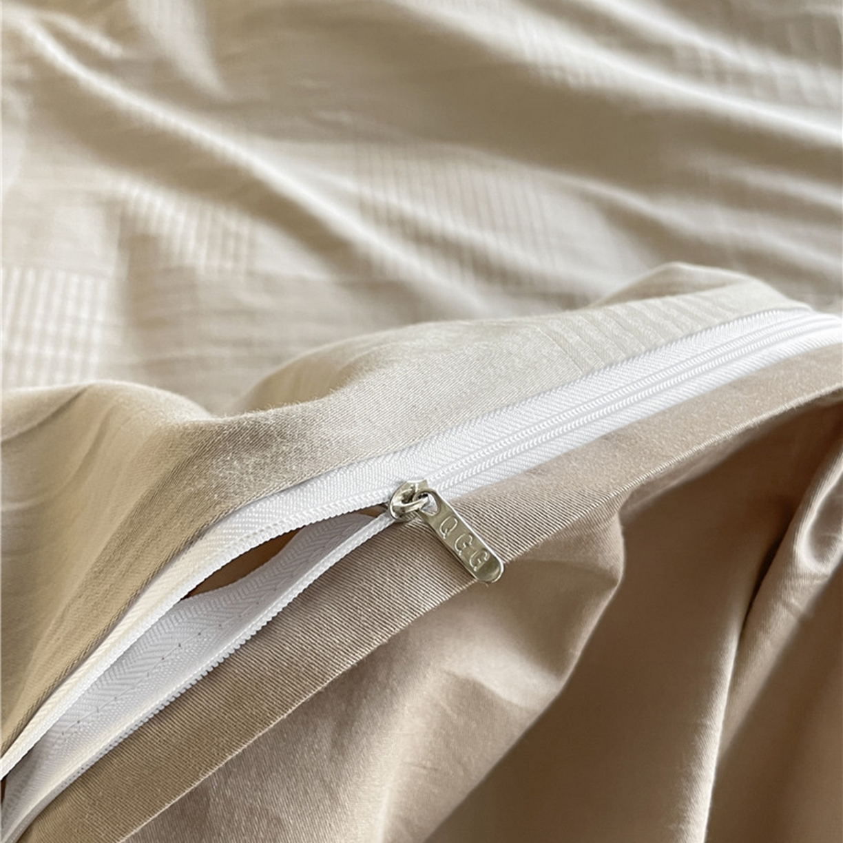 91家纺网 家纺一手货源 找家纺 琪格格纺织 2026新款轻奢长绒棉纯棉高级感提花方格酒店名宿居家四件套 原棉大提花-卡其棕