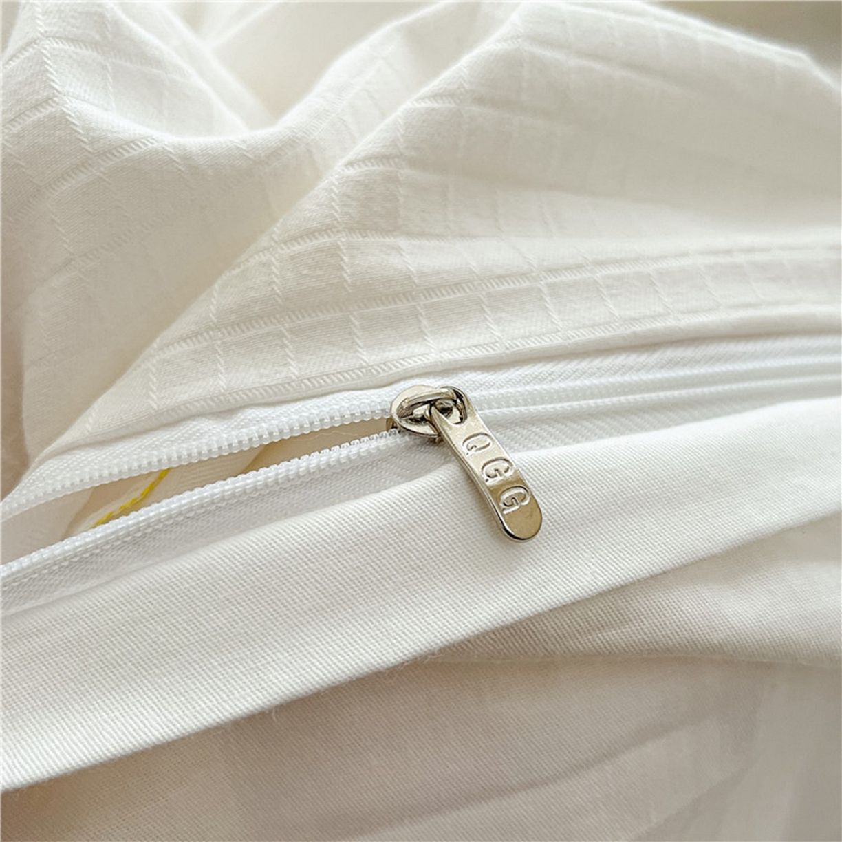 91家纺网 家纺一手货源 找家纺 琪格格纺织 2026新款轻奢长绒棉纯棉高级感提花方格酒店名宿居家四件套 原棉小提花-本白-场景一