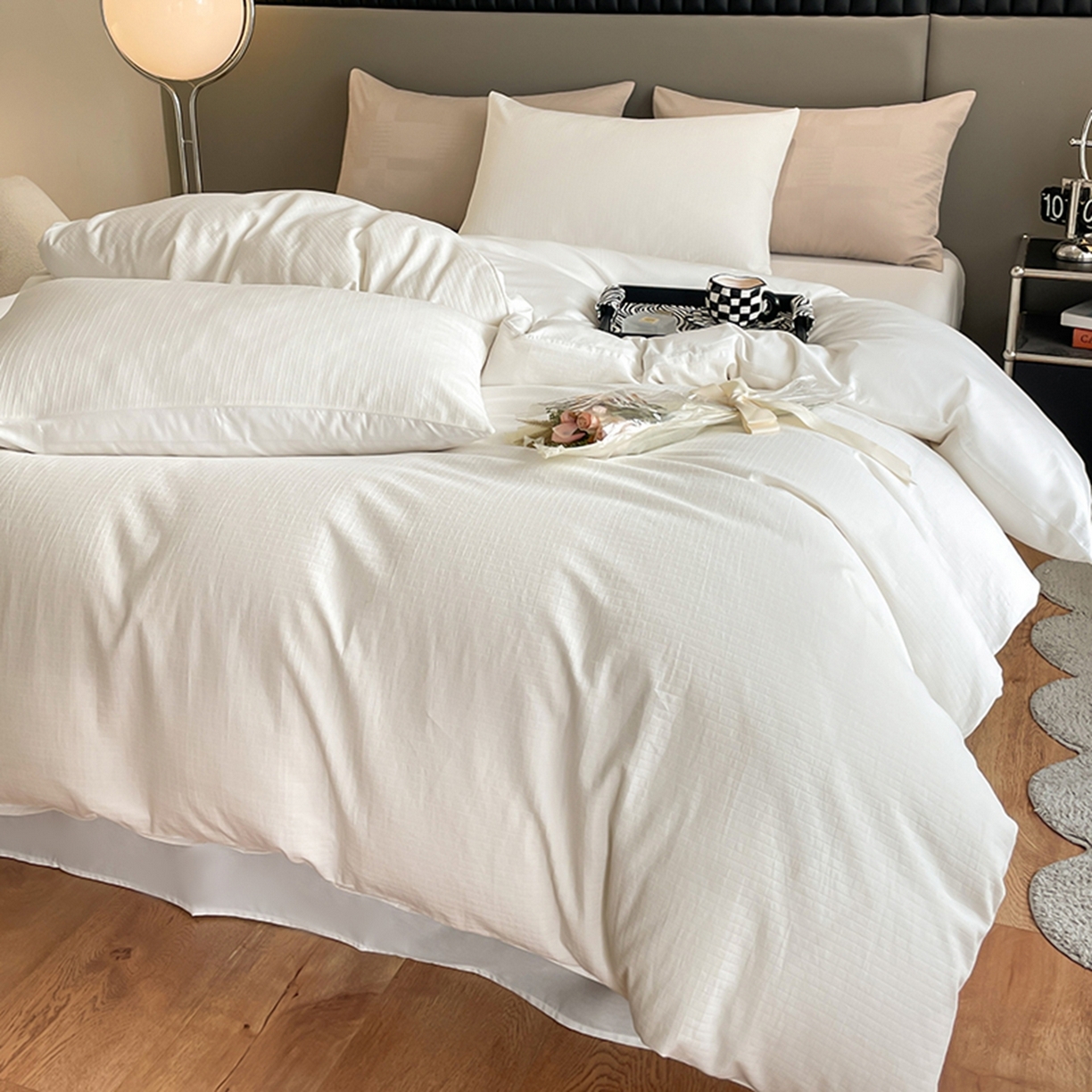 91家纺网 家纺一手货源 找家纺 琪格格纺织 2026新款轻奢长绒棉纯棉高级感提花方格酒店名宿居家四件套 原棉小提花-本白-场景二